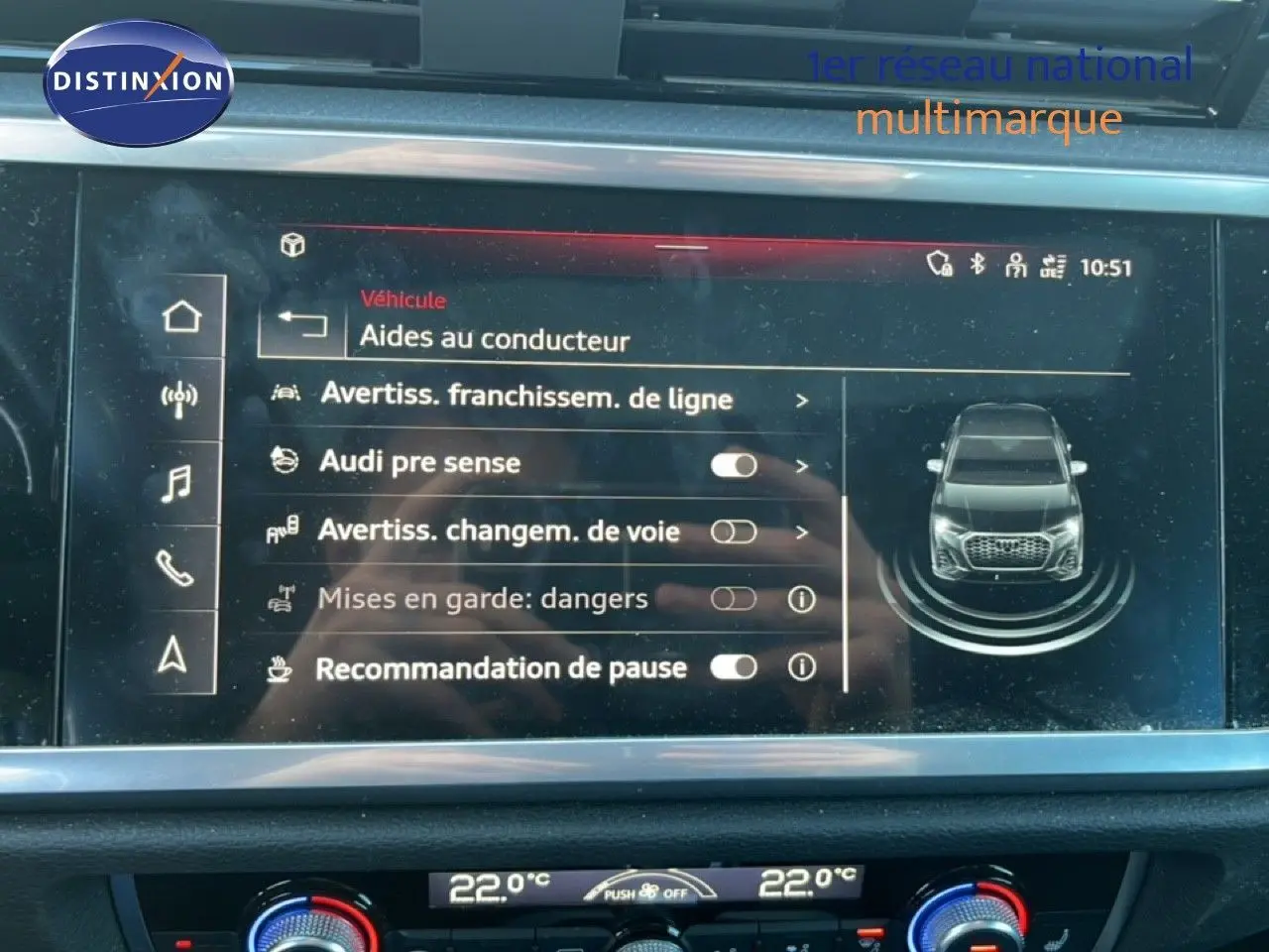 Écran central de l'Audi Q3 Sportback noir 2022 affichant les aides au conducteur et la température intérieure à 22°C.