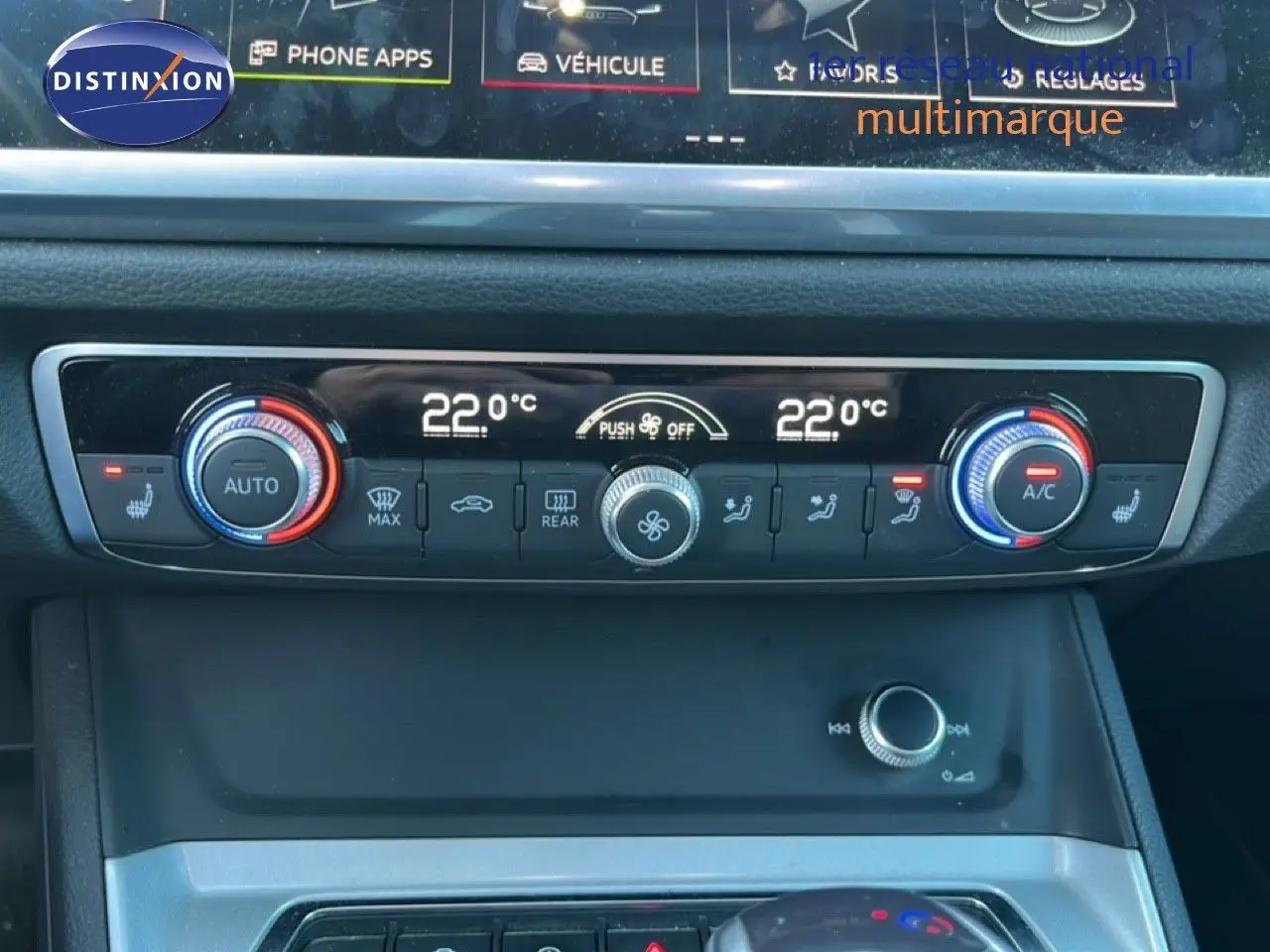 Détail du tableau de bord de l’Audi Q3 Sportback noir 2022 montrant la commande de climatisation digitale avec réglages à 22°C.