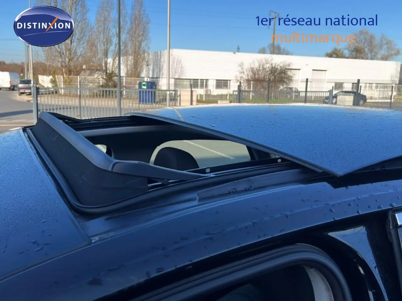 Toit ouvrant panoramique ouvert sur le dessus d’un Audi Q3 Sportback noir, vue rapprochée en extérieur.