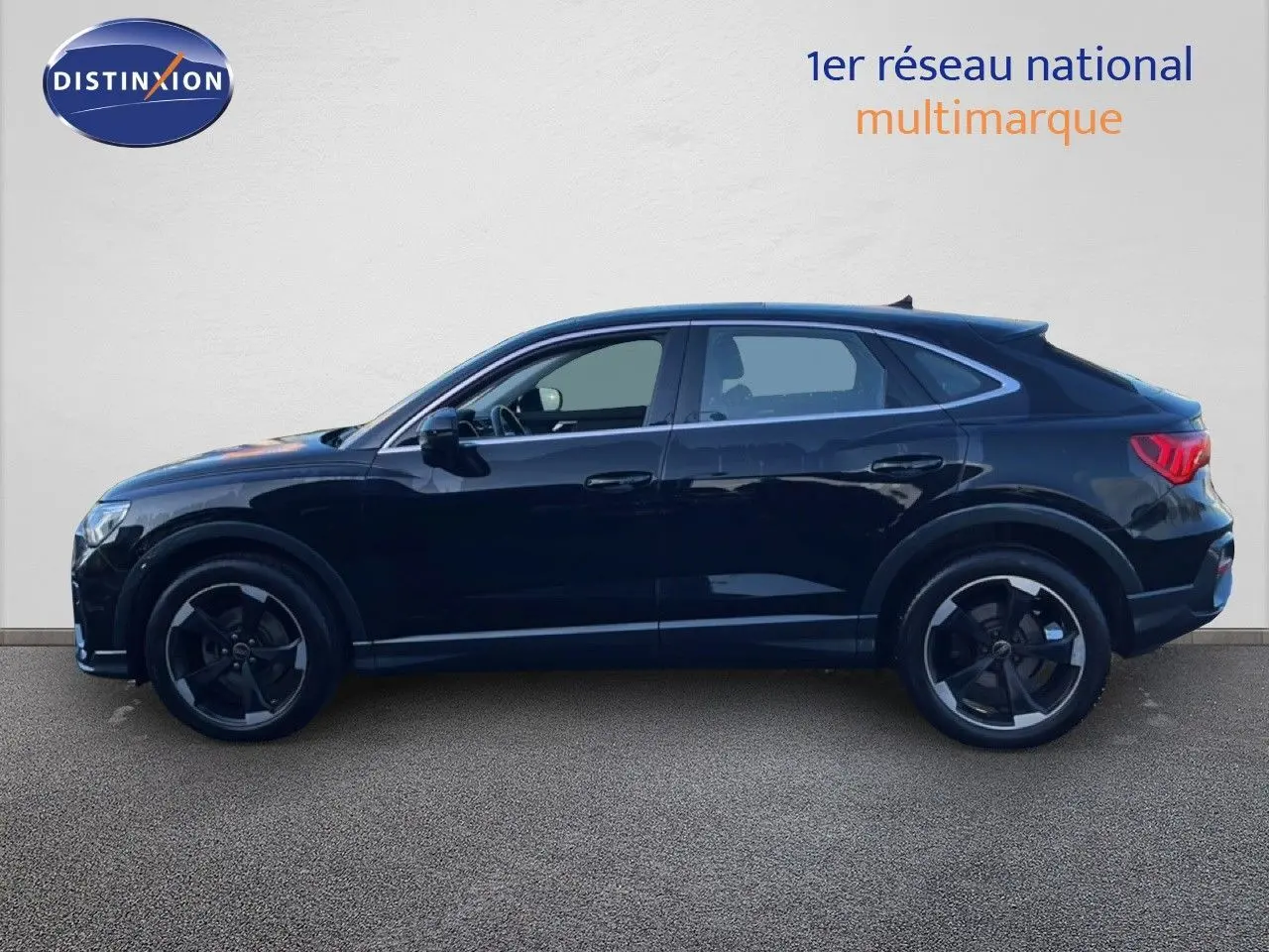 Audi Q3 Sportback noir vue de profil côté gauche, soulignant ses jantes noires et sa silhouette dynamique.