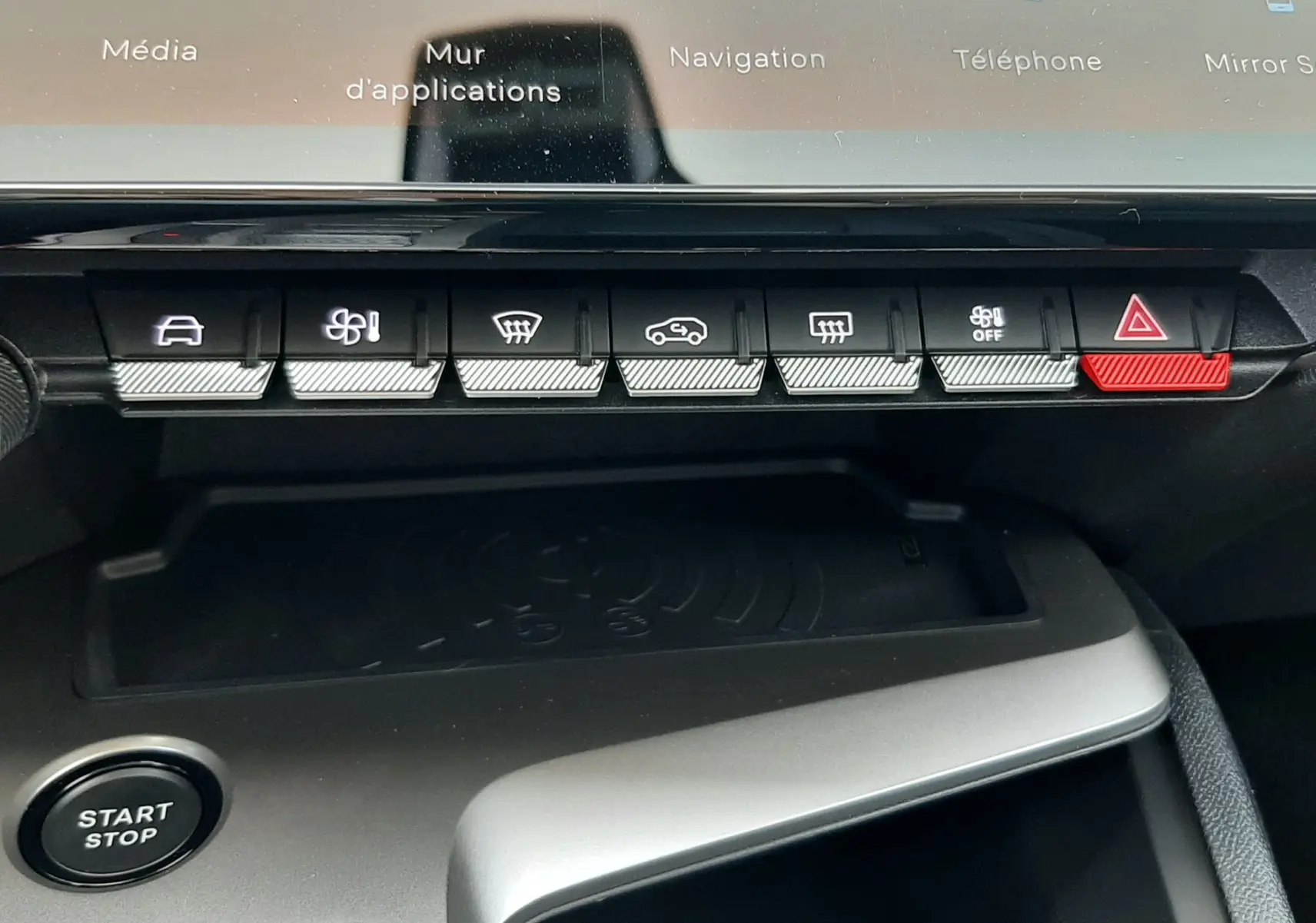 Gros plan sur la console centrale de la Peugeot 308 gris selenium, montrant les boutons de commande et l'écran tactile.