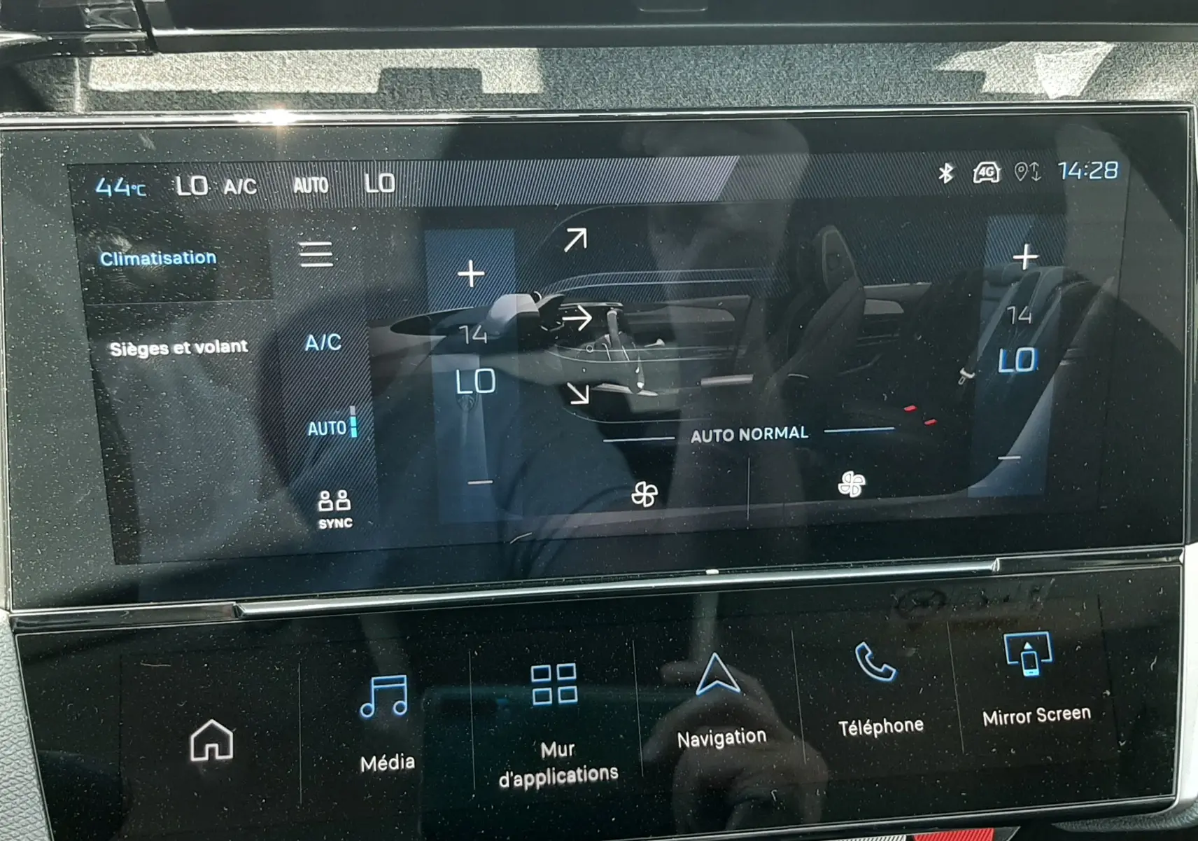 Écran tactile central de la Peugeot 308 gris selenium, affichant les réglages de climatisation et multimédia.