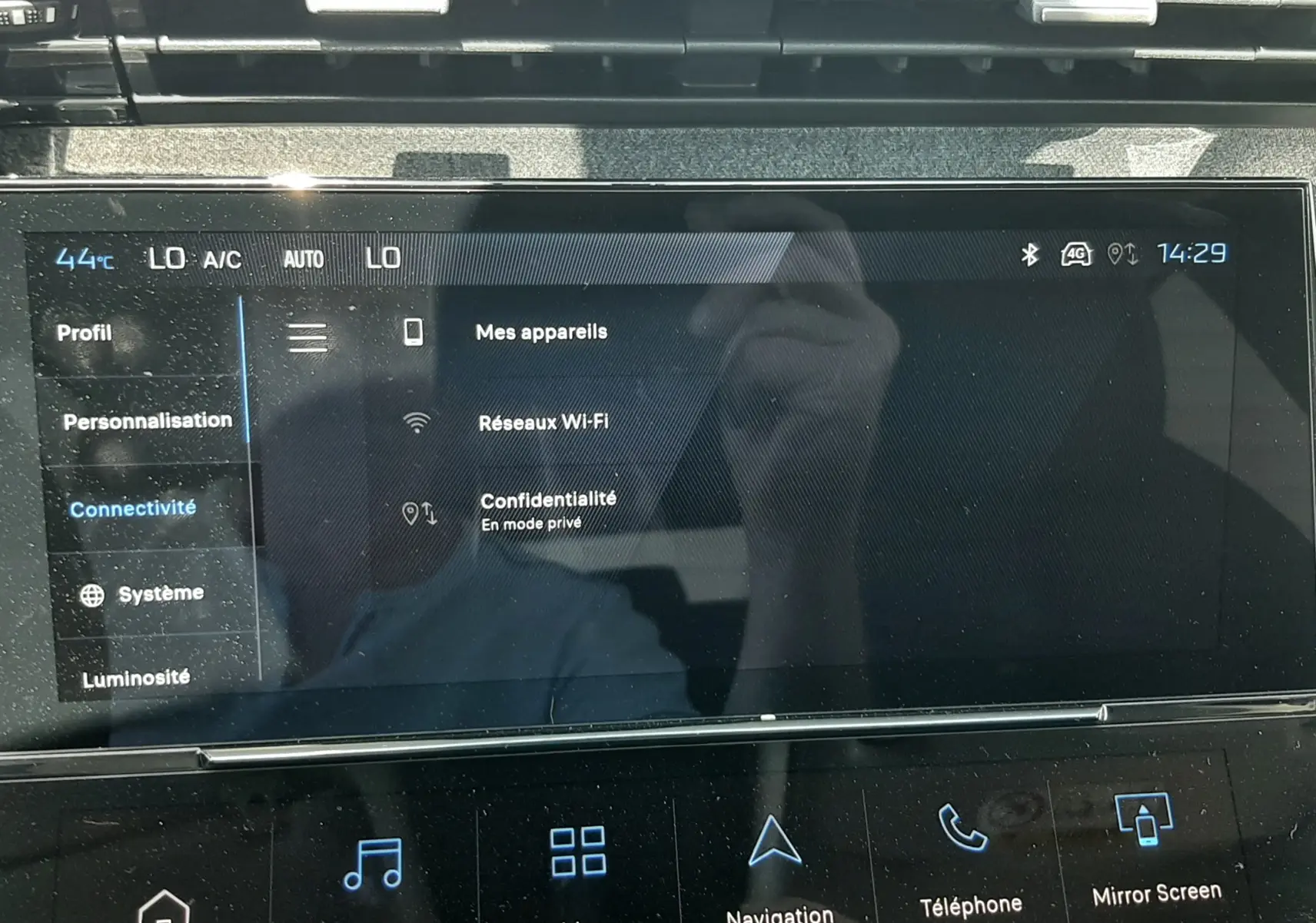 Écran tactile central du tableau de bord de la Peugeot 308 gris sélénium, affichant le menu connectivité et options multimédias.