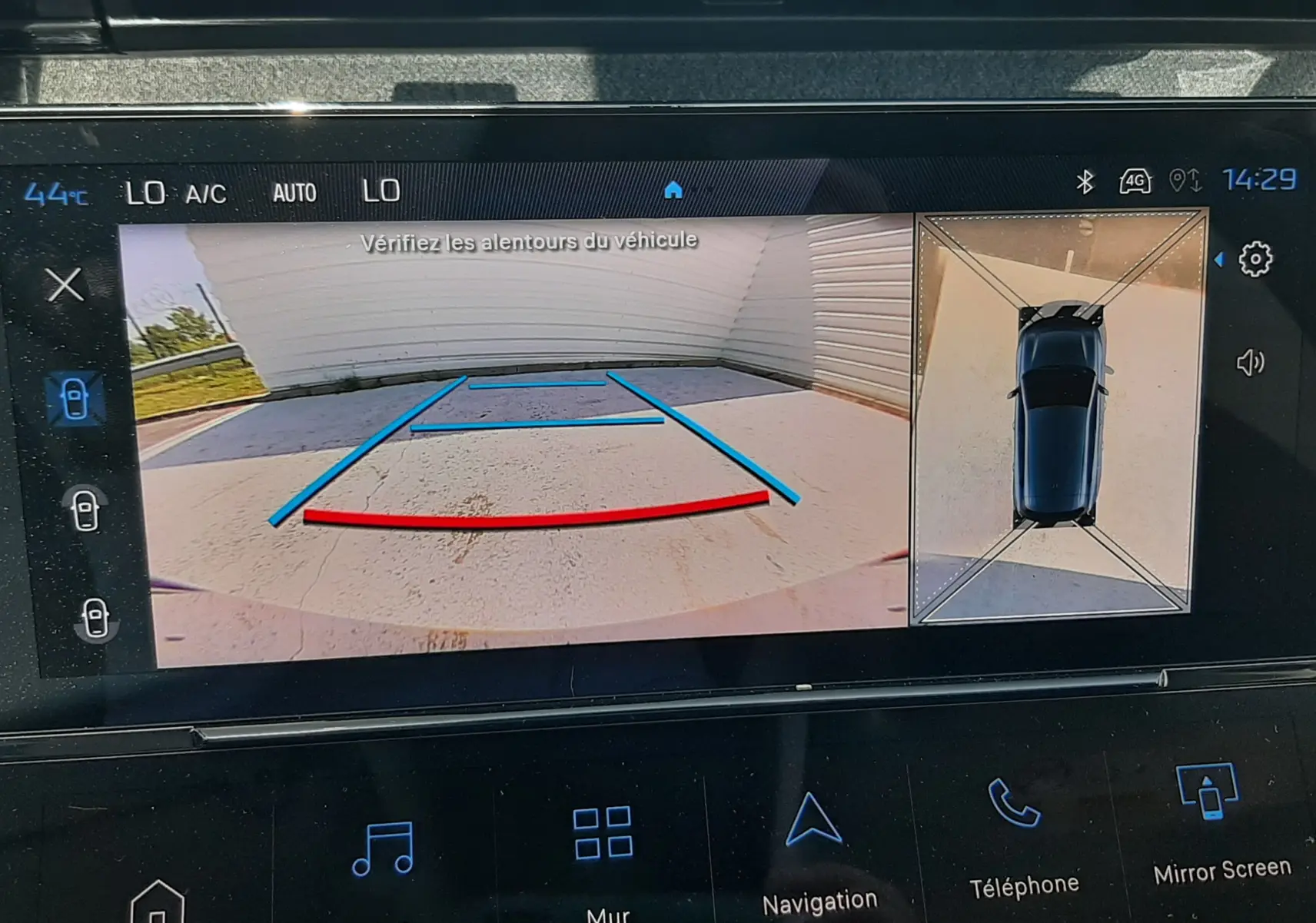 Affichage de la caméra de recul et vue 360° sur l'écran multimédia d'une Peugeot 308 gris selenium, angle arrière droit.