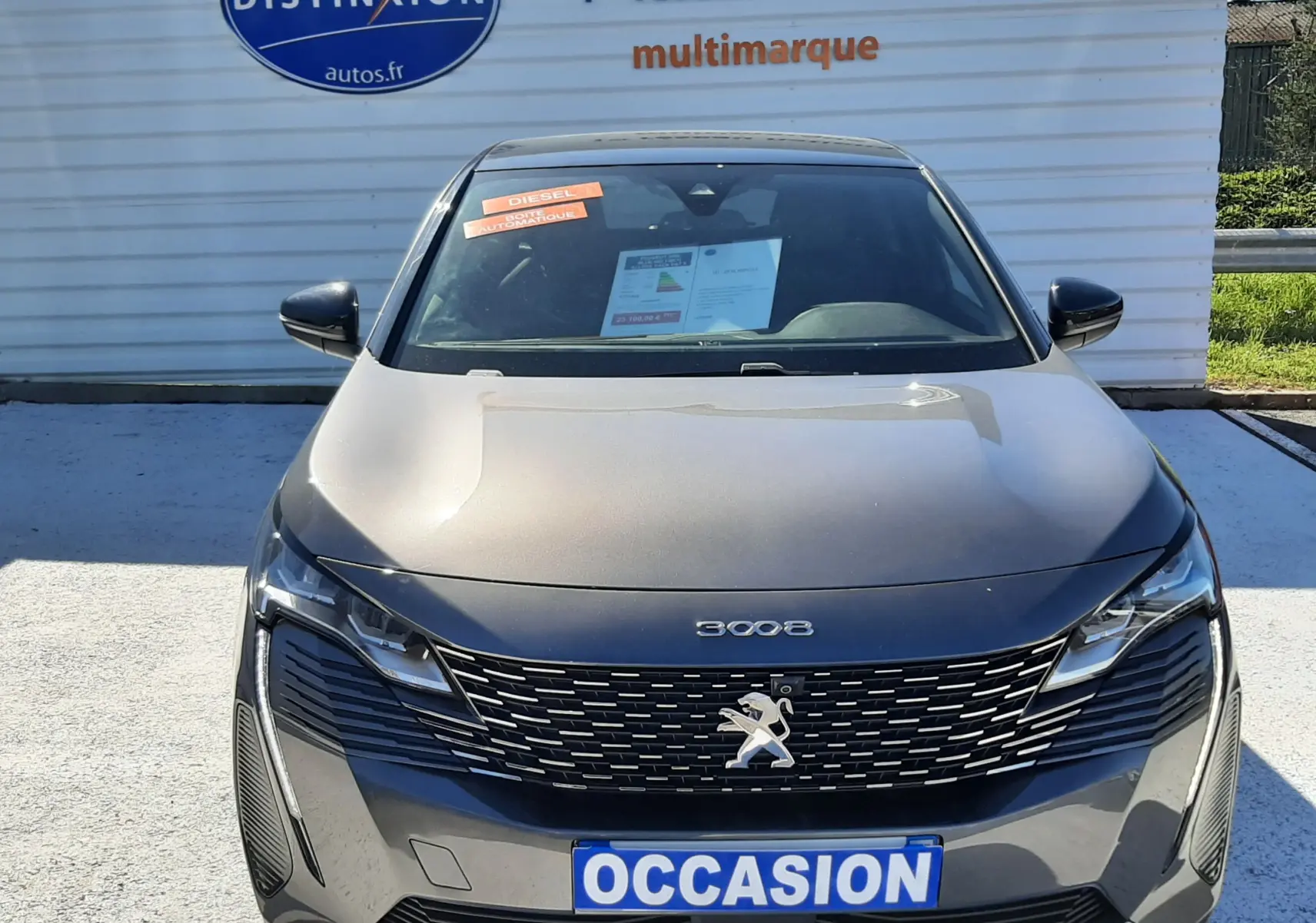 Vue avant d'un Peugeot 3008 gris platinium black diamond 2023 avec calandre distinctive et plaque "OCCASION" visible.
