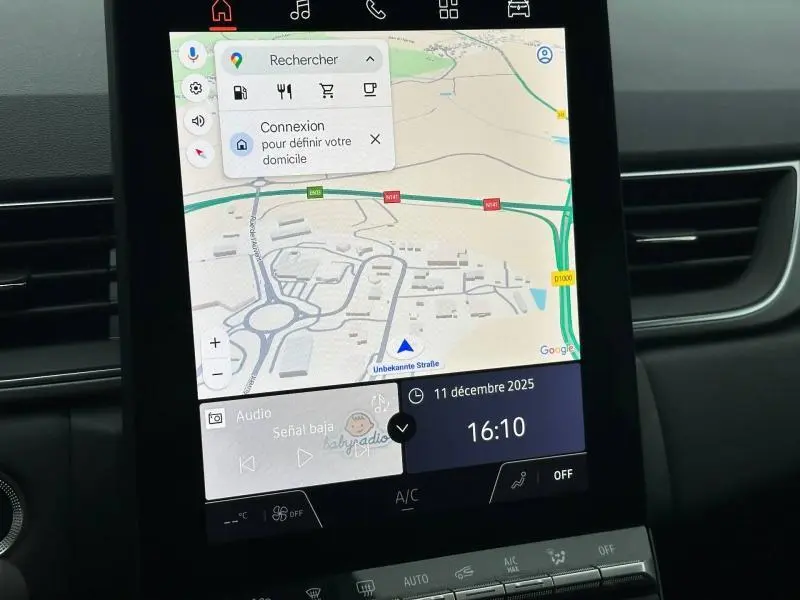 Écran tactile central du Renault Captur 2025 affichant la navigation GPS et les commandes multimédia, intérieur noir.