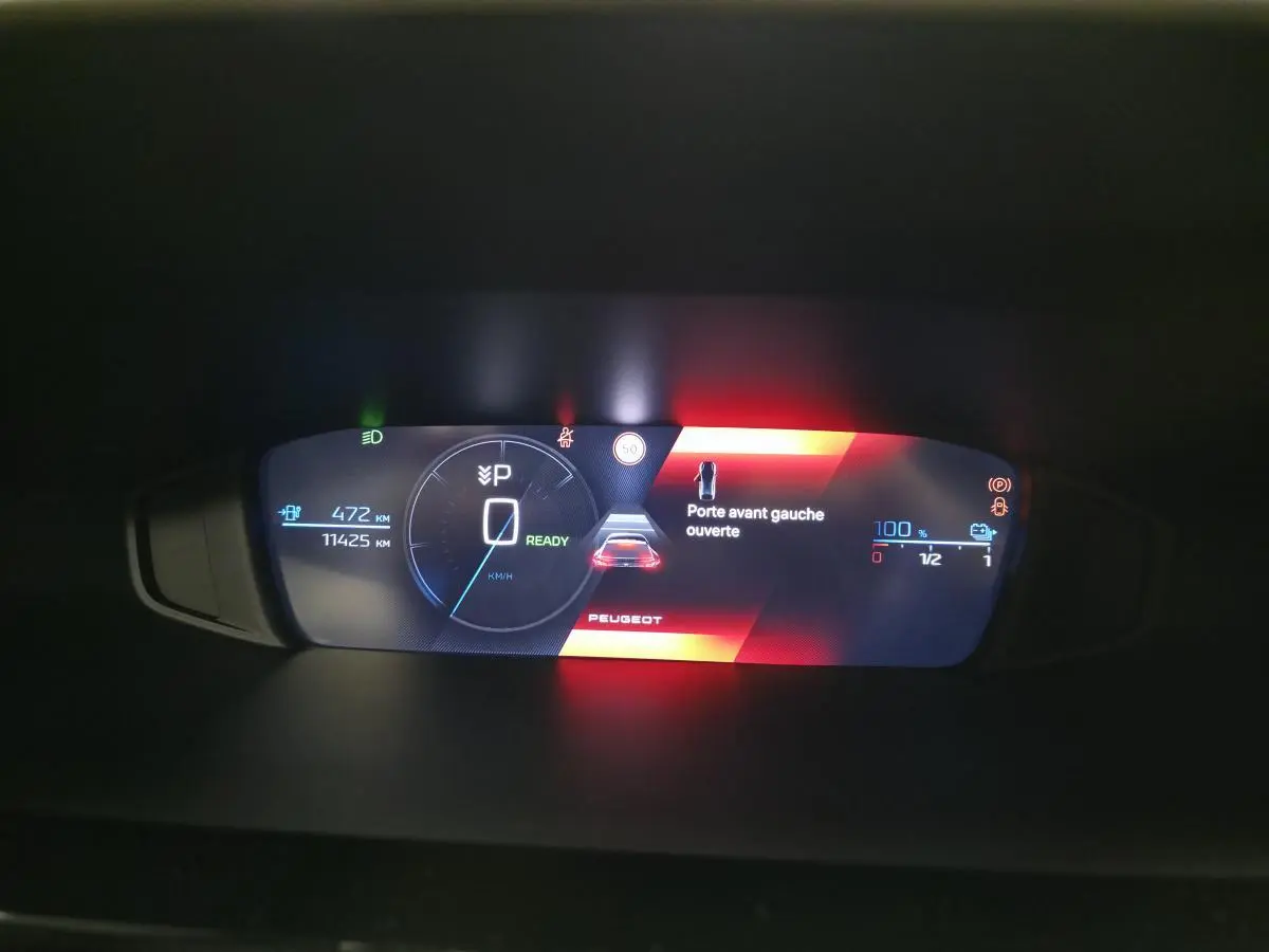 Tableau de bord numérique du Peugeot 408 électrique 2024 affichant porte avant gauche ouverte et autonomie batterie.