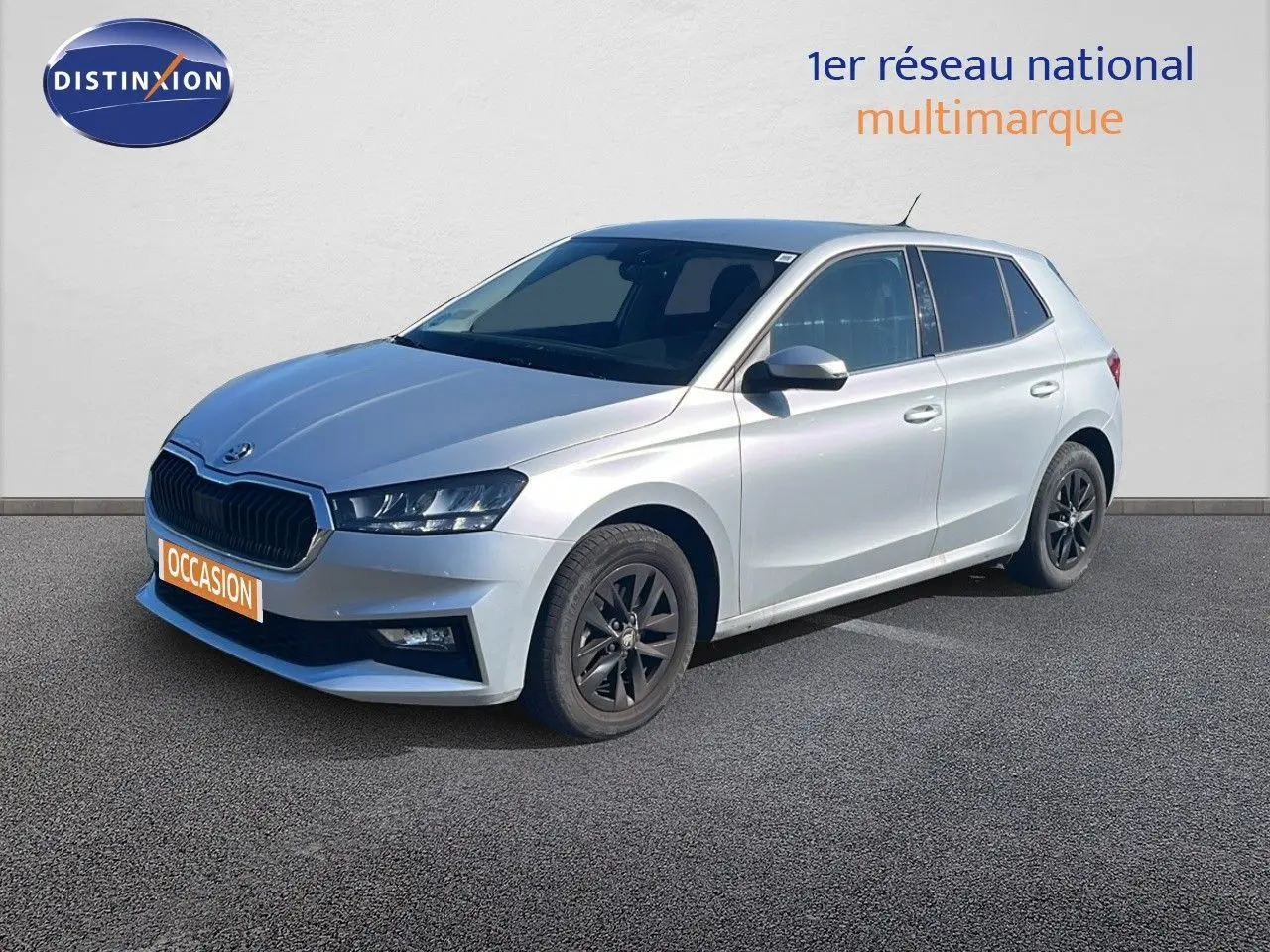 SKODA FABIA 2025 Reflex Silver vue 3/4 avant droit, avec jantes noires et calandre noire distinctive.