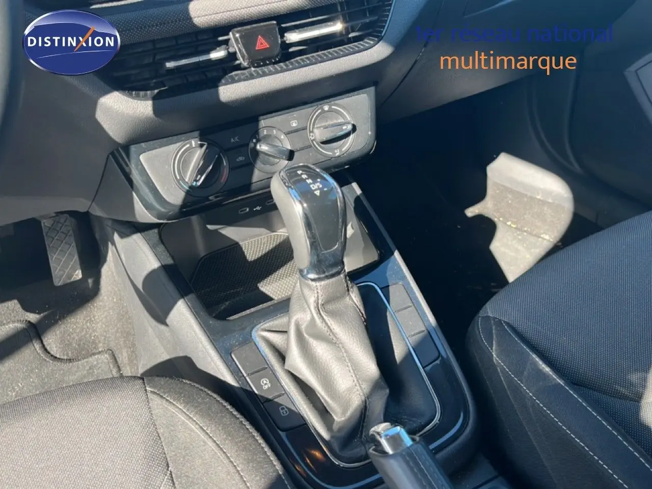 Le levier de vitesse automatique de la Skoda Fabia 2025 en tissu gris, vu de dessus côté conducteur.