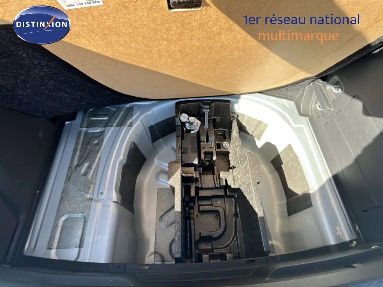 Coffre ouvert de la Skoda Fabia 2025 en Reflex Silver, montrant le rangement sous plancher sans roue de secours.