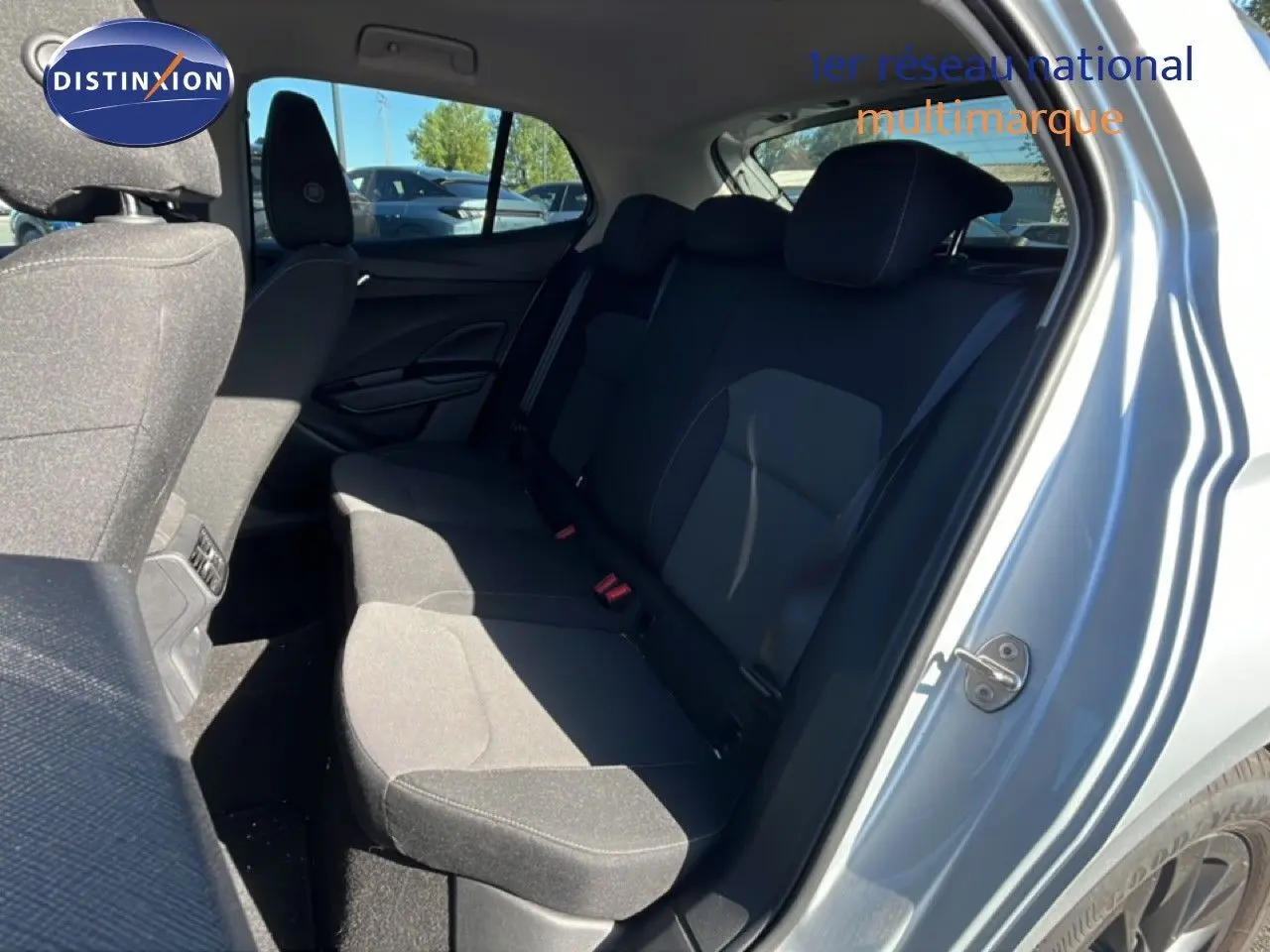 Vue intérieure côté droit montrant la banquette arrière en tissu gris foncé d’une Skoda Fabia 2025 Reflex Silver Metal.