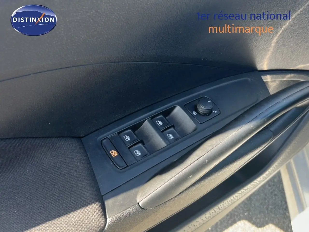 Détail des commandes de lève-vitres et rétroviseurs sur la portière côté conducteur d’une Skoda Fabia Reflex Silver 2025.
