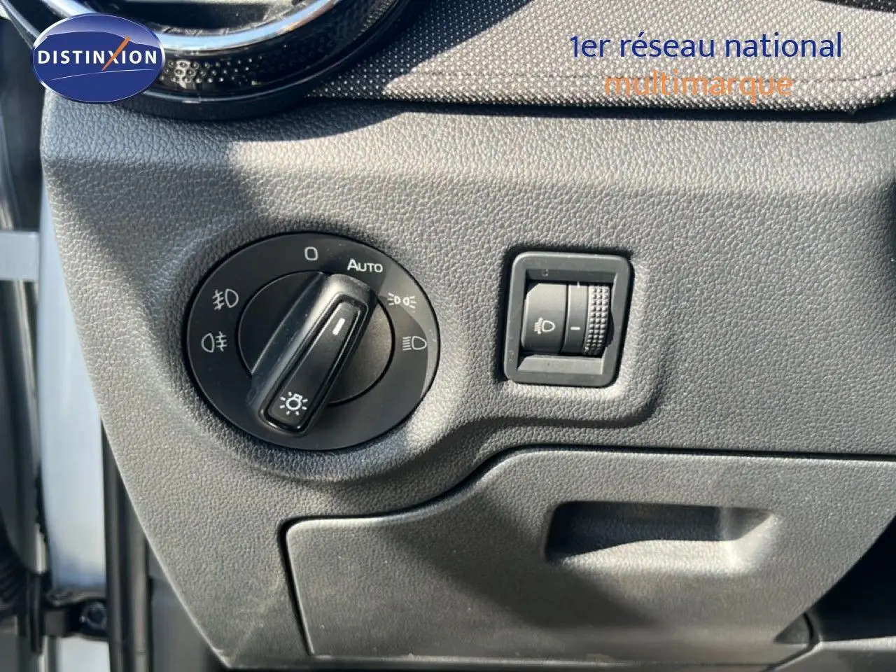 Détail du tableau de bord côté gauche avec commande des phares sur Skoda Fabia 2025 couleur argent reflex silver metal.
