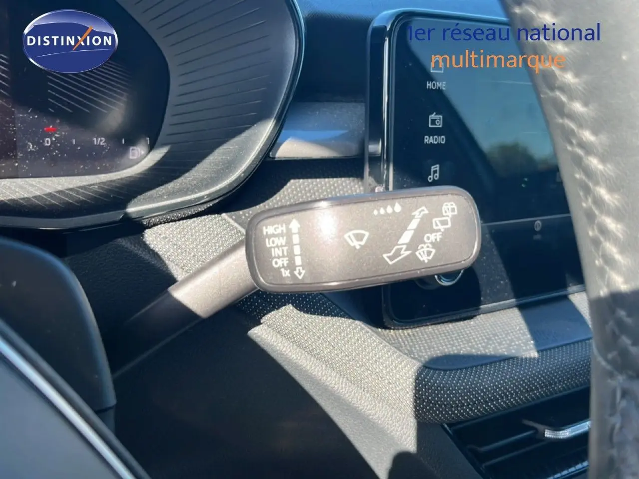 Détail du commodo d’essuie-glace dans l’habitacle gris noir d’une Skoda Fabia 2025 Reflex Silver.
