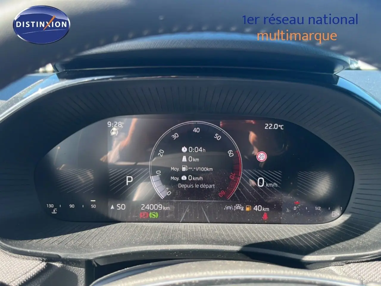 Vue rapprochée du tableau de bord numérique de la Skoda Fabia 2025 en Reflex Silver, affichant vitesse et informations de conduite.