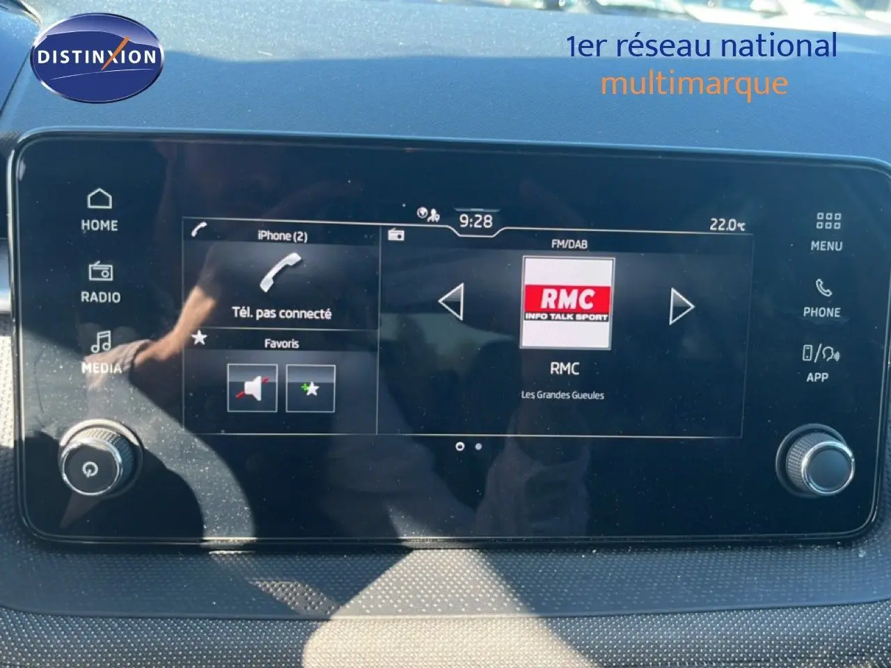 Écran tactile multimédia de la Skoda Fabia 2025 affichant la radio RMC, avec commandes physiques sur les côtés.