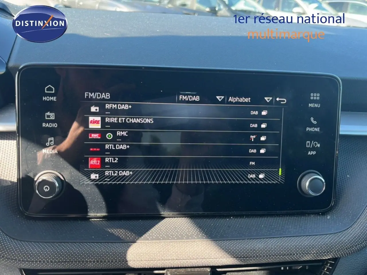 Écran tactile multimédia affichant les stations radio FM/DAB dans l'habitacle d'une Skoda Fabia Reflex Silver.