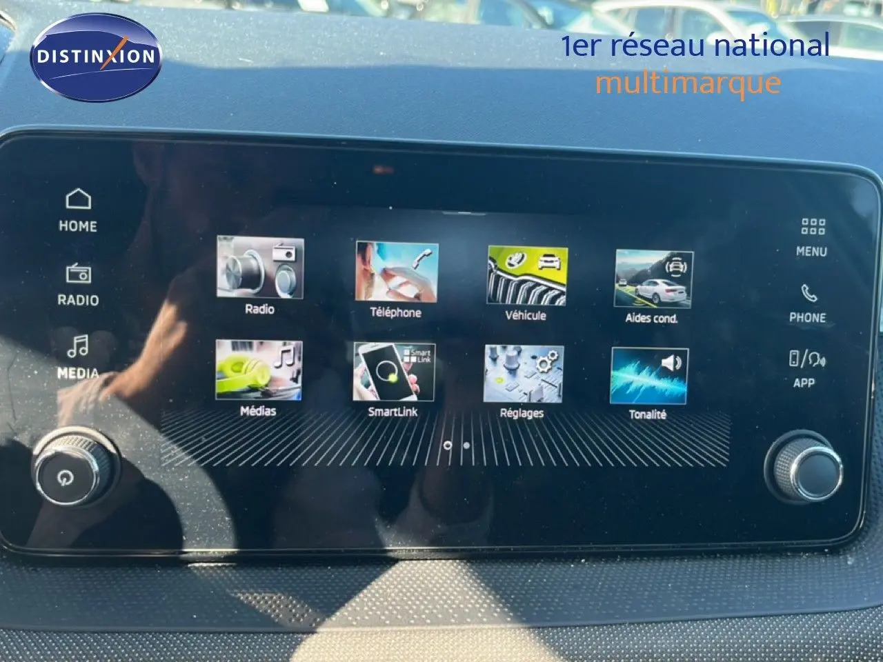 Écran tactile central de la Skoda Fabia 2025 affichant le menu multimédia avec options radio, téléphone et véhicule.