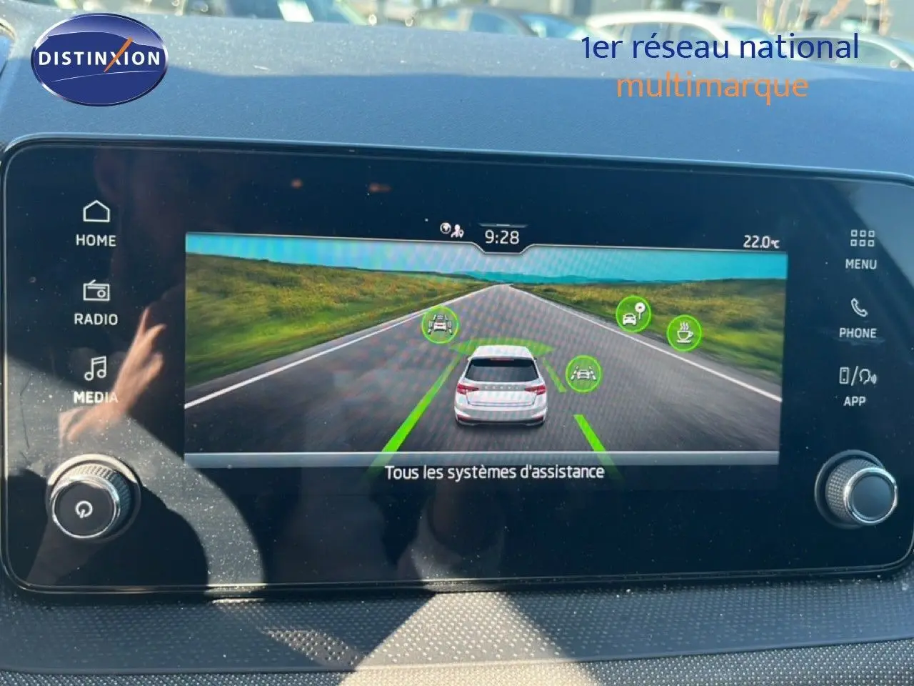 Écran tactile du tableau de bord d'une Skoda Fabia 2025 montrant l'interface des systèmes d'assistance à la conduite.