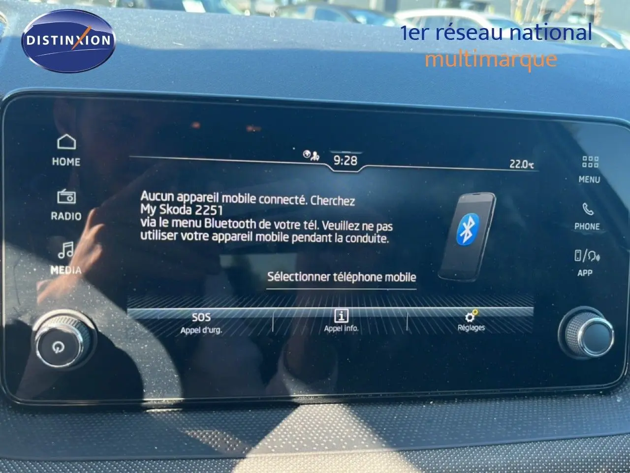 Écran tactile central de la Skoda Fabia 2025 en mode Bluetooth, affichant la connexion mobile, intérieur gris noir.