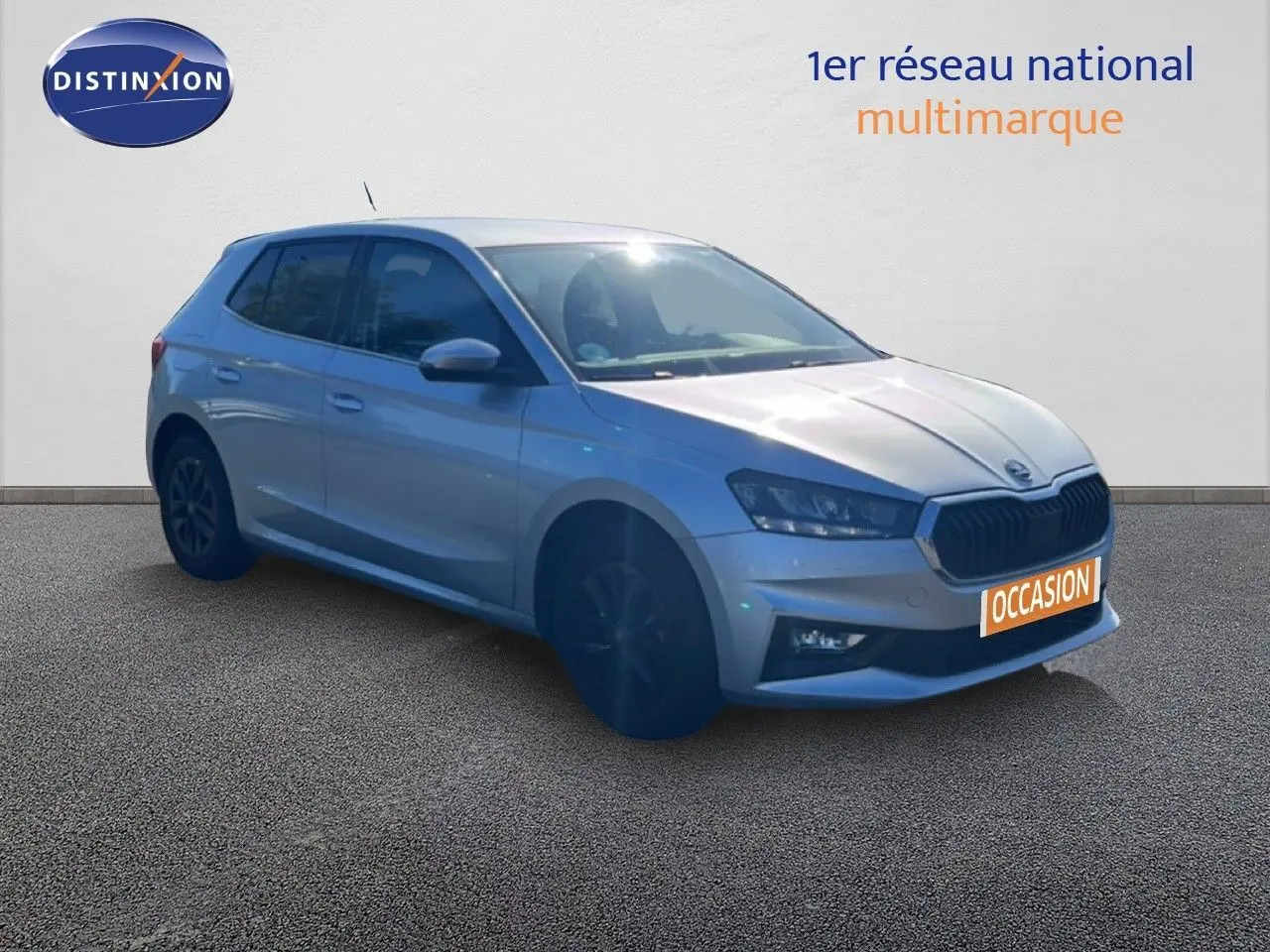 SKODA FABIA 2025 en Reflex Silver Metal vue 3/4 avant droit avec calandre noire et jantes foncées.