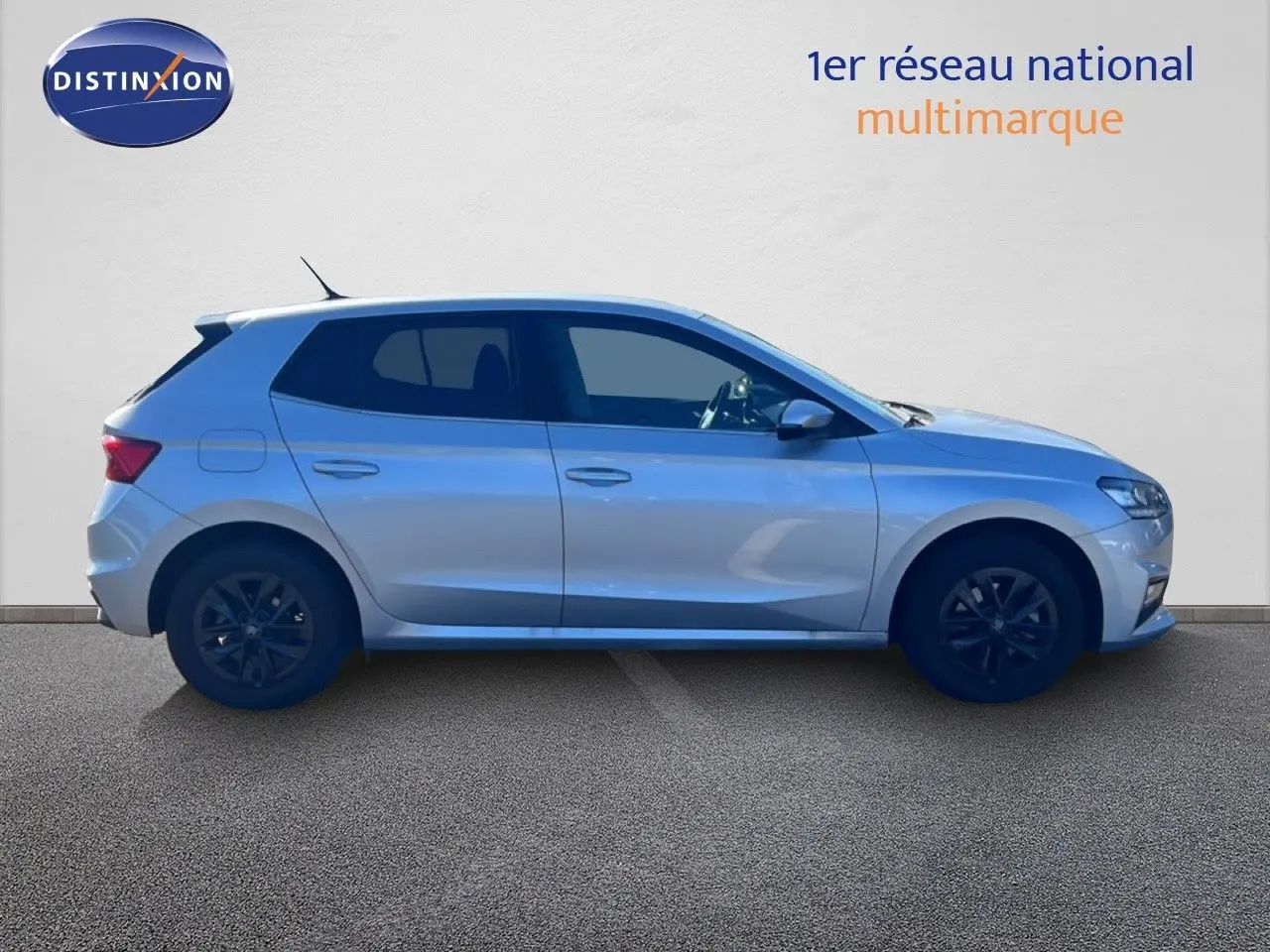 Profil droit d'une Skoda Fabia 2025 en Reflex Silver Metal avec jantes noires et vitres teintées.