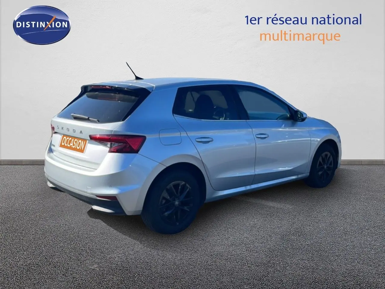 Vue 3/4 arrière droite d'une Skoda Fabia 2025 en Reflex Silver Metal avec jantes noires et vitres teintées.