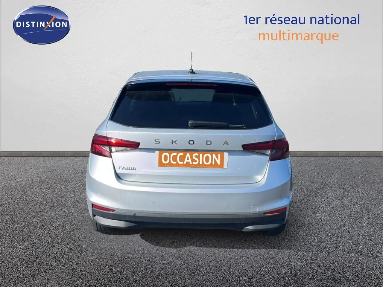 Vue arrière d'une Skoda Fabia 2025 en argent Reflex Silver Metal avec feux arrière LED et logo bien visible.