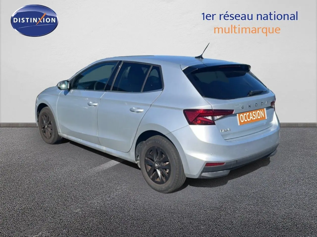 Vue 3/4 arrière droite d'une Skoda Fabia 2025 en argent Reflex Silver avec jantes noires et vitres teintées.