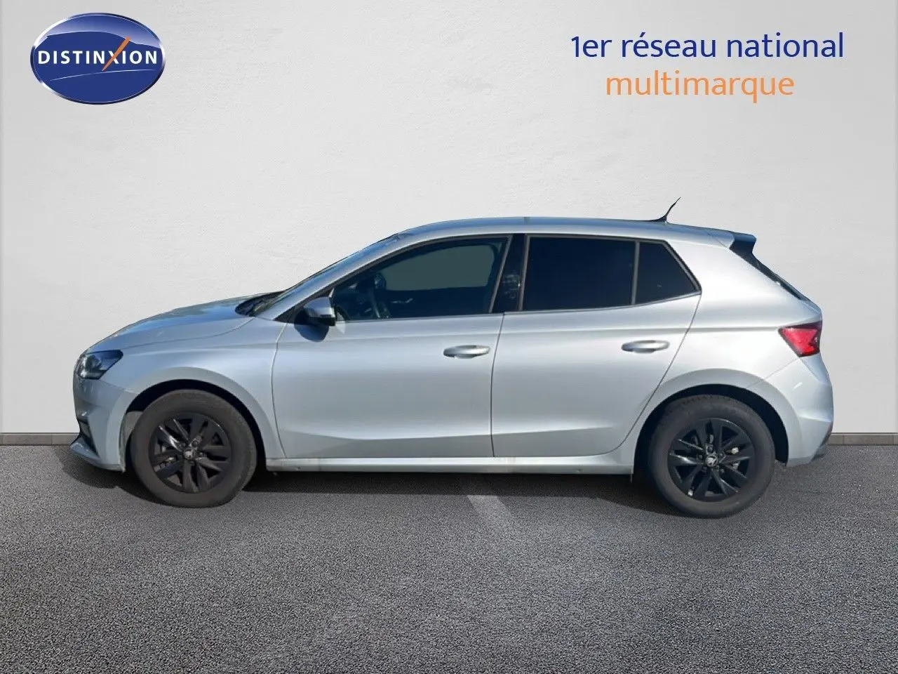 Profil droit d'une Skoda Fabia 2025 en argent Reflex Silver, avec jantes noires et vitres teintées.
