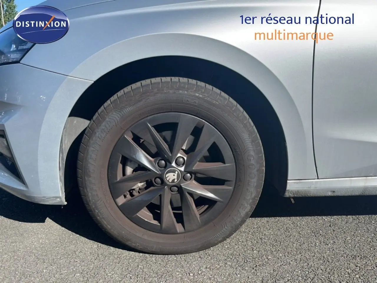 Gros plan sur la roue avant gauche d’une Skoda Fabia 2025 en Reflex Silver Metal avec jante noire distinctive.