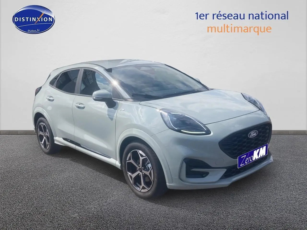 Ford Puma gris cactus en 3/4 avant droit, mettant en valeur ses phares LED et jantes 17 pouces st-line.