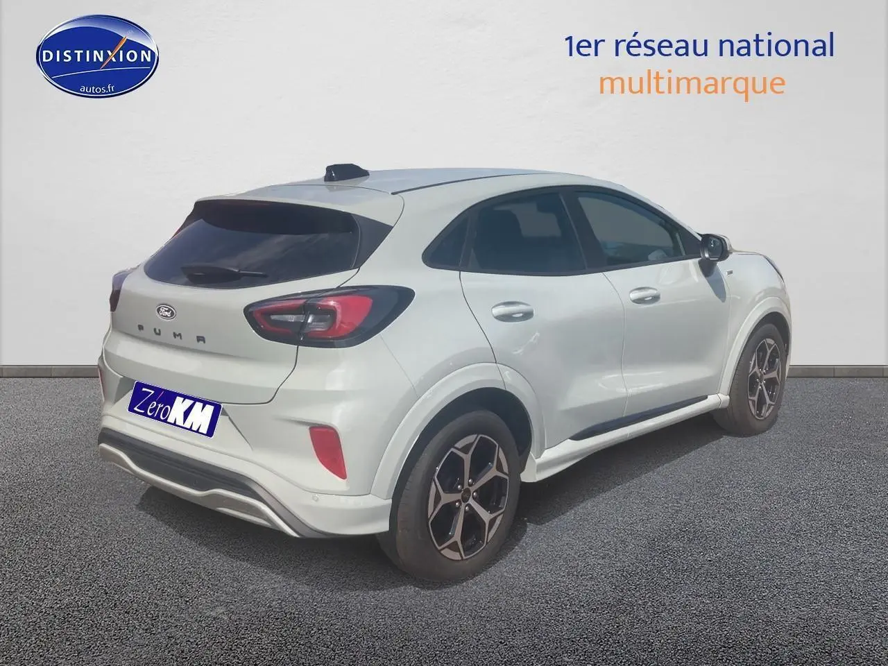 Vue 3/4 arrière droite d'un Ford Puma gris cactus 2025 avec jantes 17 pouces et feux arrière LED.