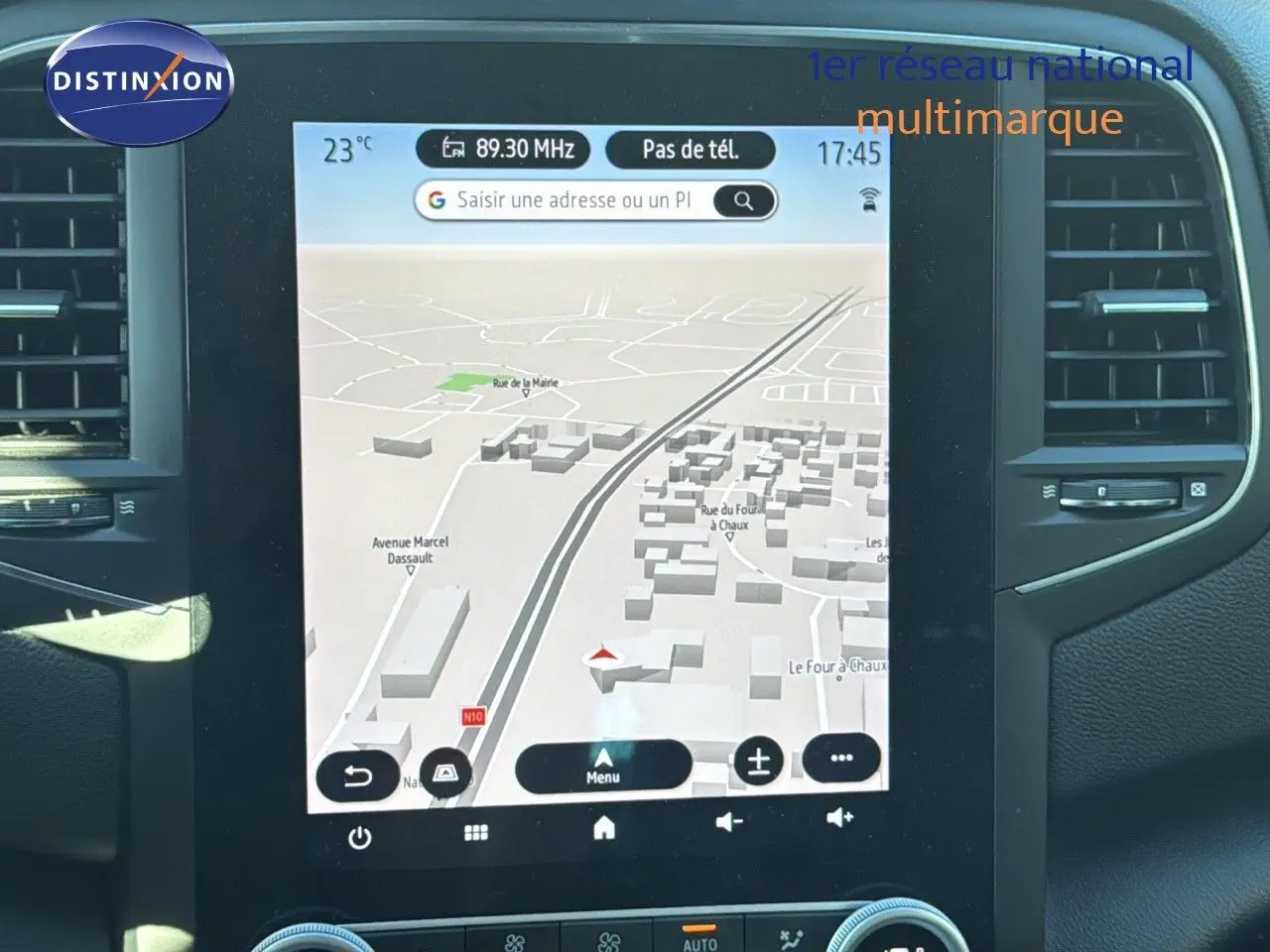 Écran tactile central du tableau de bord de la Renault Mégane Break gris titanium, affichant la navigation GPS.