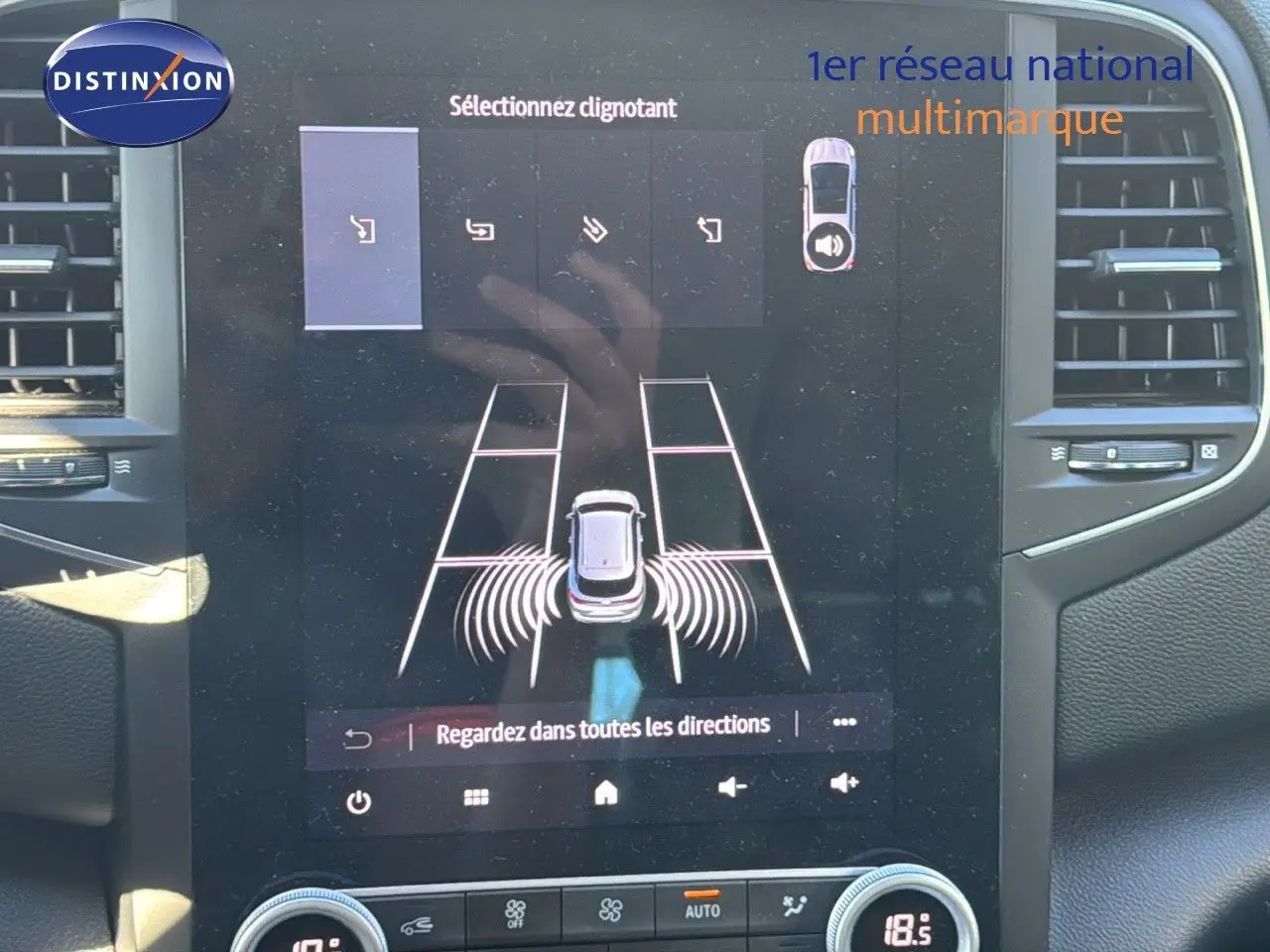 Écran tactile intérieur de la Renault Mégane Break gris titanium montrant l'aide au stationnement et les options de clignotants.