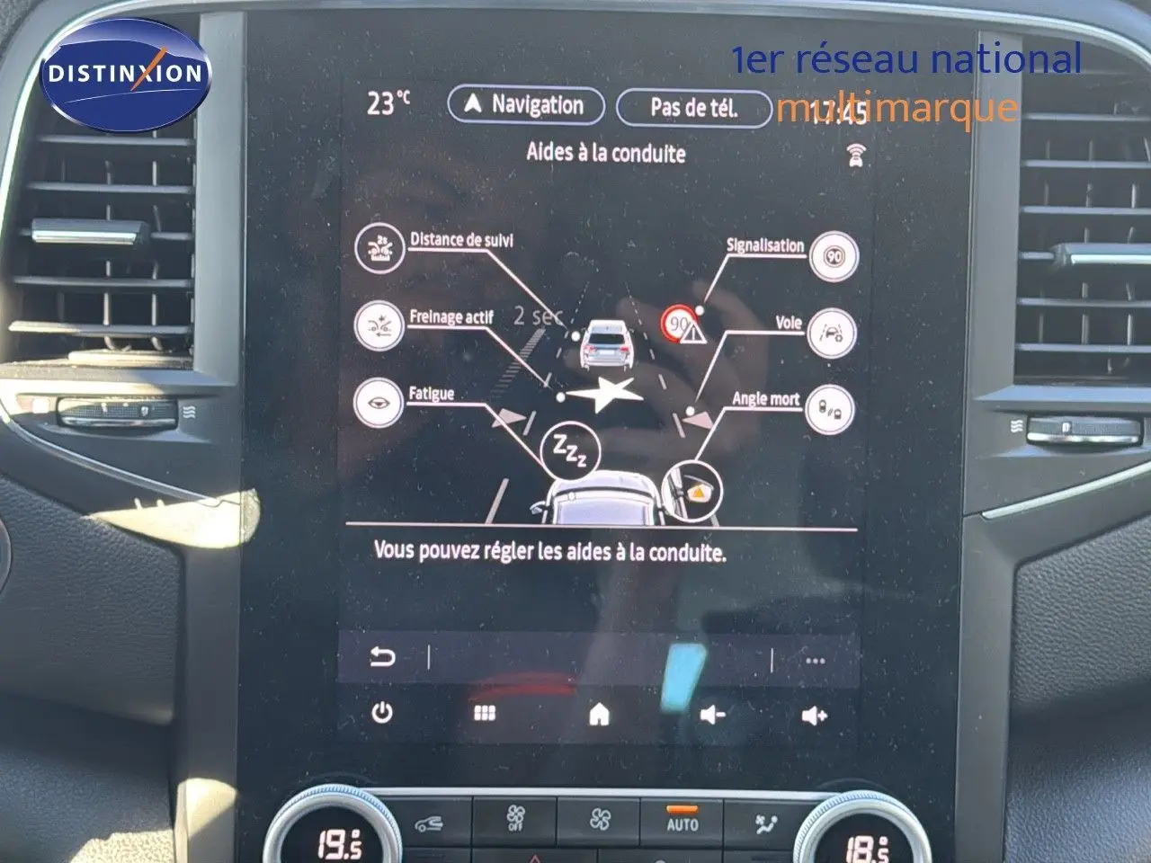 Écran tactile central du tableau de bord du Renault Mégane Break 2024 affichant les aides à la conduite.