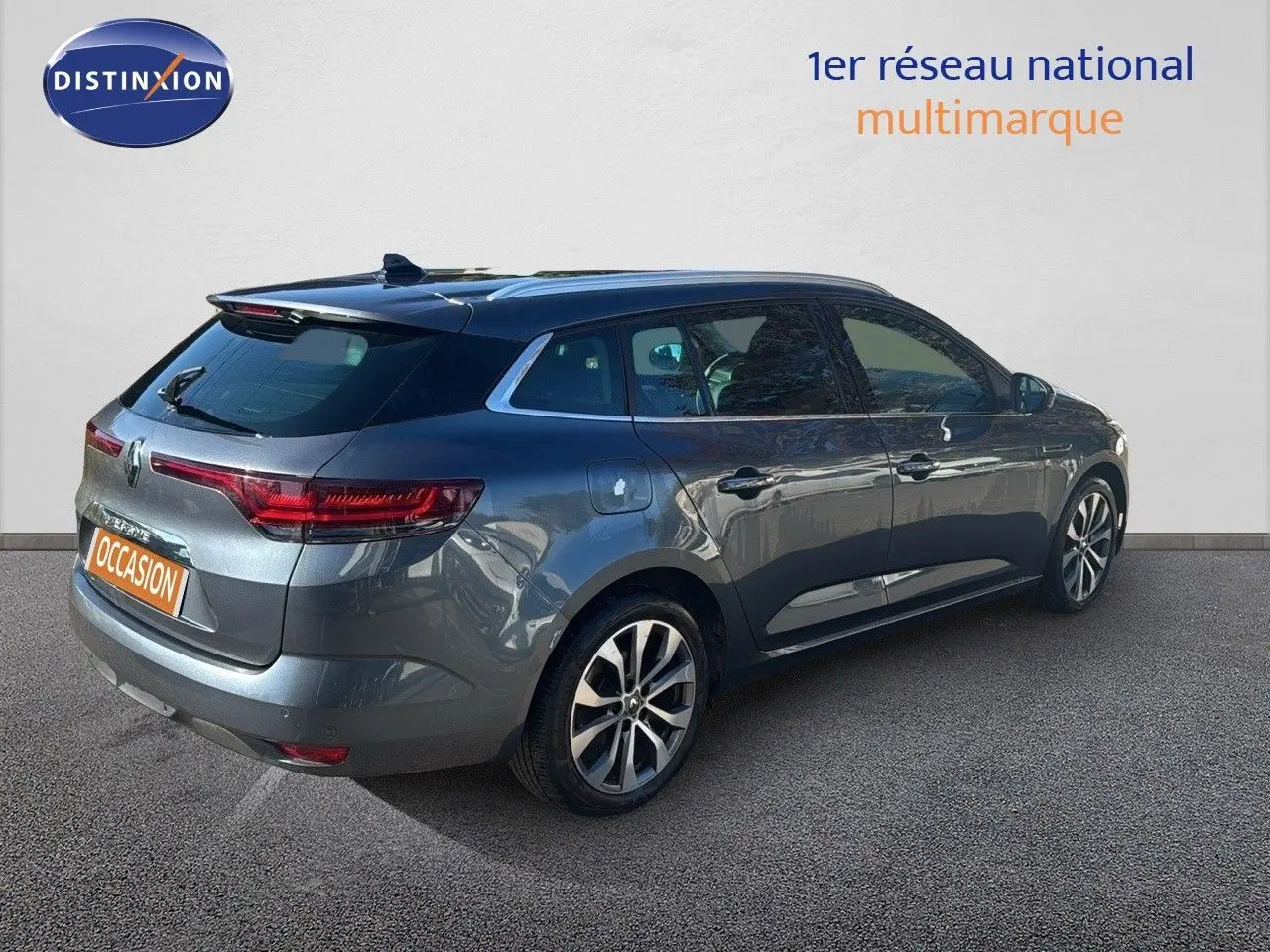 Renault Mégane Break gris titanium métal vue 3/4 arrière droit, avec feux LED et jantes bi-ton 17 pouces.