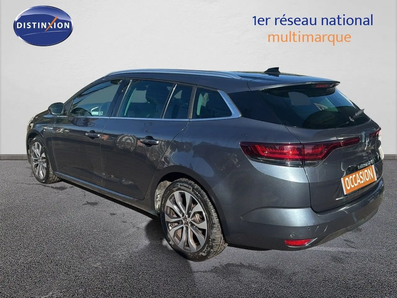Renault Mégane Break gris titanium métal vue 3/4 arrière droit, avec jantes alliage et feux LED distinctifs.