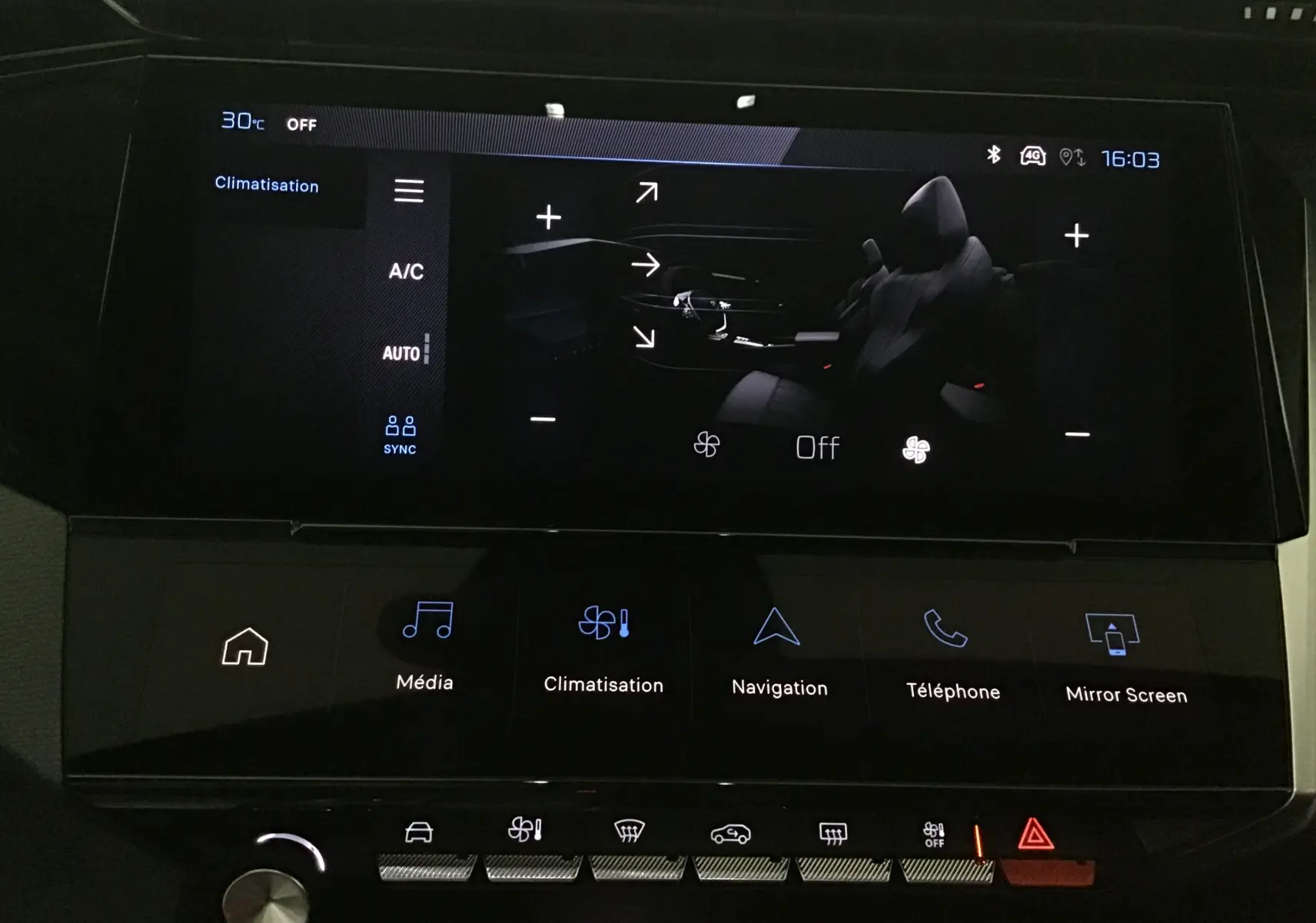 Écran tactile central du Peugeot 308 2025 gris Sellenium montrant le menu climatisation et options multimédia.