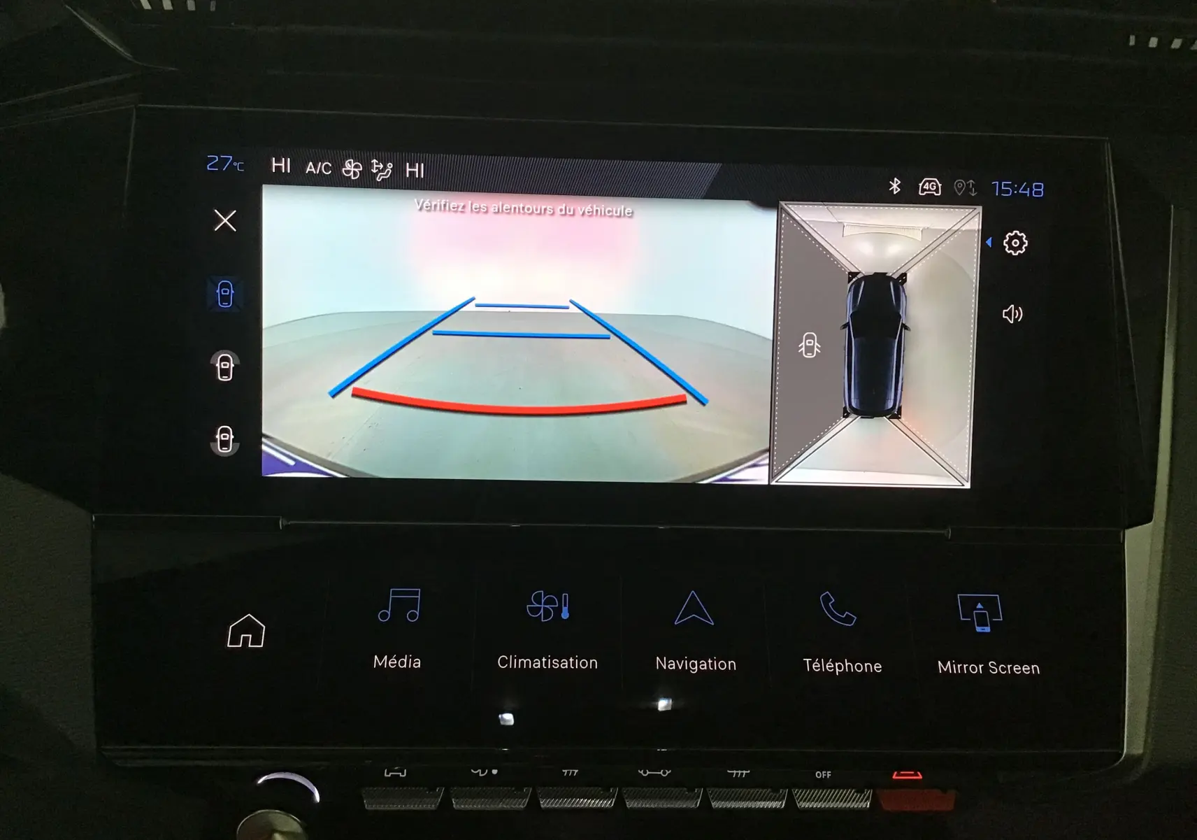 Écran tactile de la Peugeot 308 gris Sellenium montrant la caméra de recul et la vue 360 degrés intérieure.
