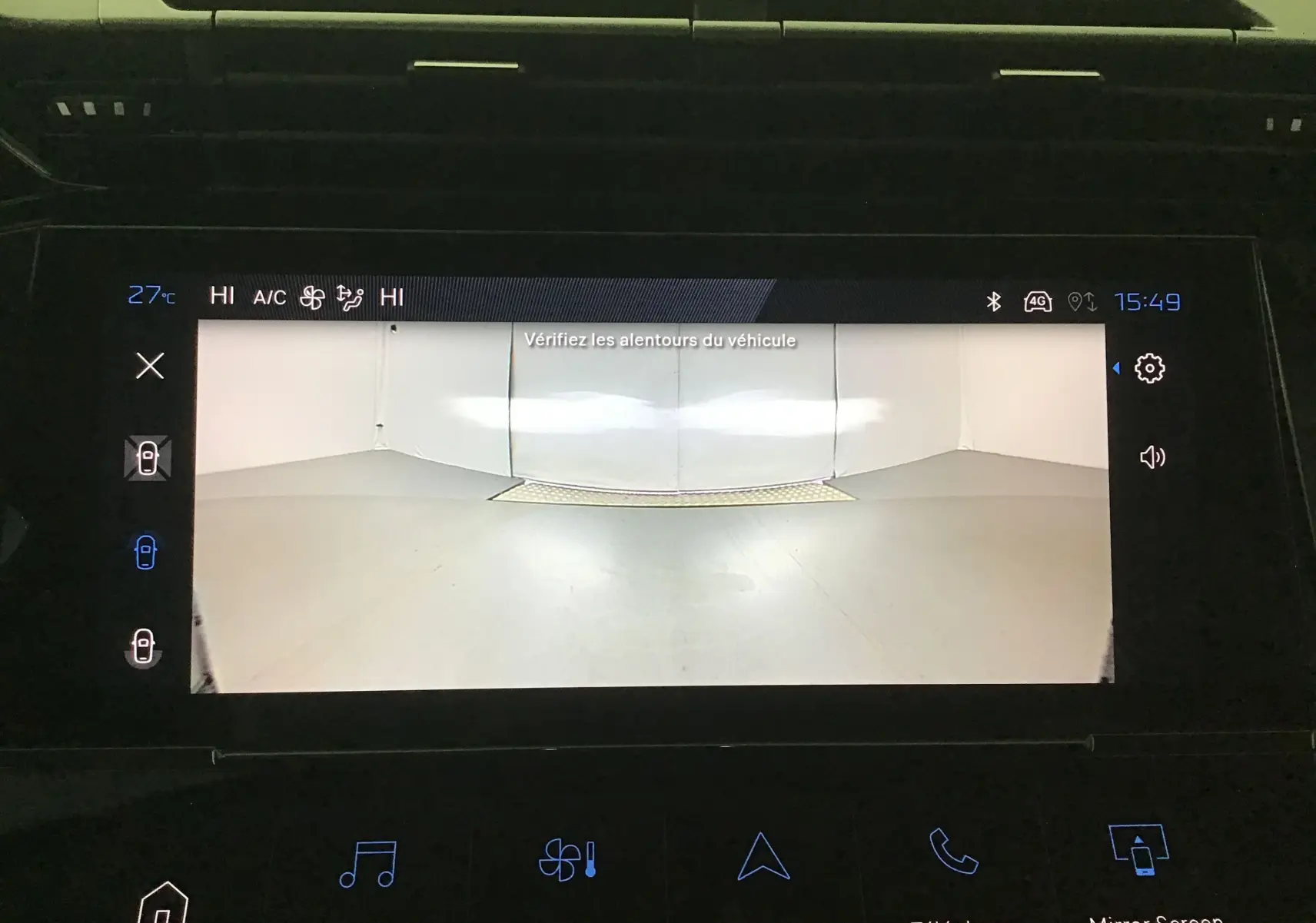 Écran central de la Peugeot 308 gris Sellenium affichant la caméra 360 avec vue arrière du parking intérieur.