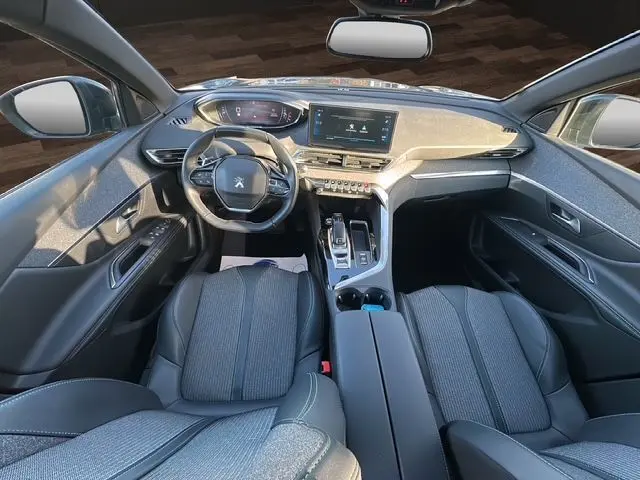 Intérieur du Peugeot 3008 1.5 BlueHDi 130 Allure 2023, vue frontale du tableau de bord et sièges en tissu gris.