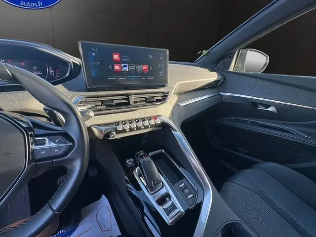 Intérieur du Peugeot 3008 2023 bleu Celebes, vue côté conducteur sur tableau de bord et console centrale moderne.