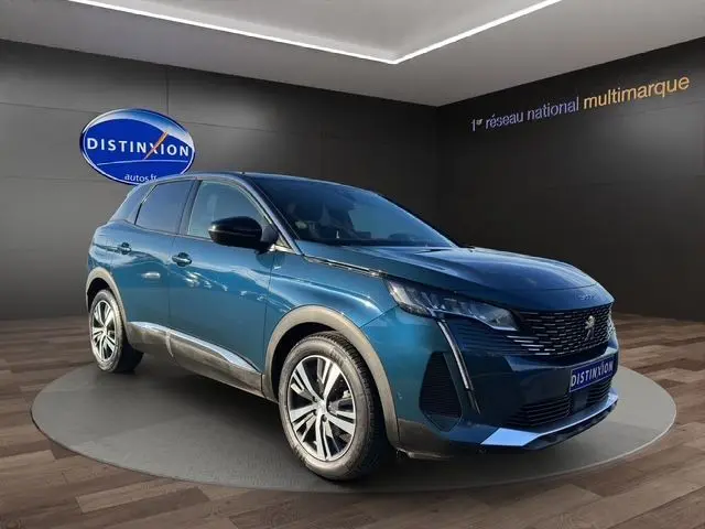 Peugeot 3008 bleu Célèbes en 3/4 avant droit, avec calandre noire et jantes alliage visibles en showroom