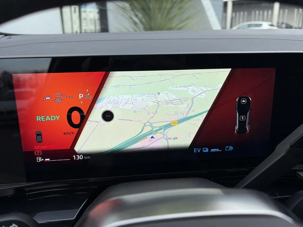Tableau de bord numérique du Renault Austral E-Tech 2025 montrant la navigation Google Maps et l'état prêt du véhicule.