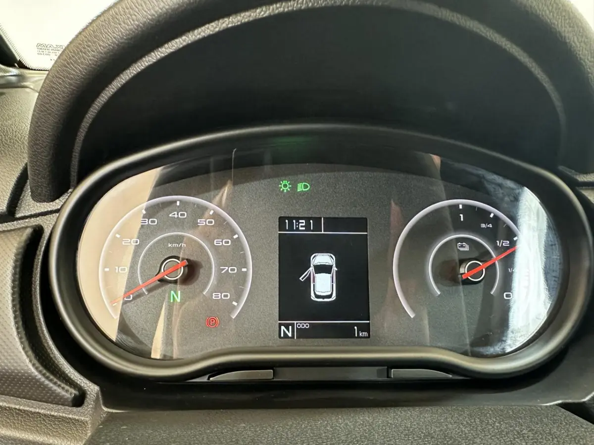 Vue rapprochée du tableau de bord de l'AIXAM MINAUTO E ACCESS blanc, affichant la vitesse, batterie et indicateurs numériques.