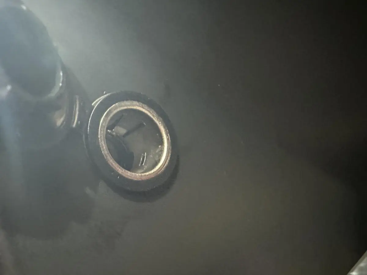 Gros plan sur le bouton de démarrage du tableau de bord d'une Aixam Minauto E Access blanche, version 2026.