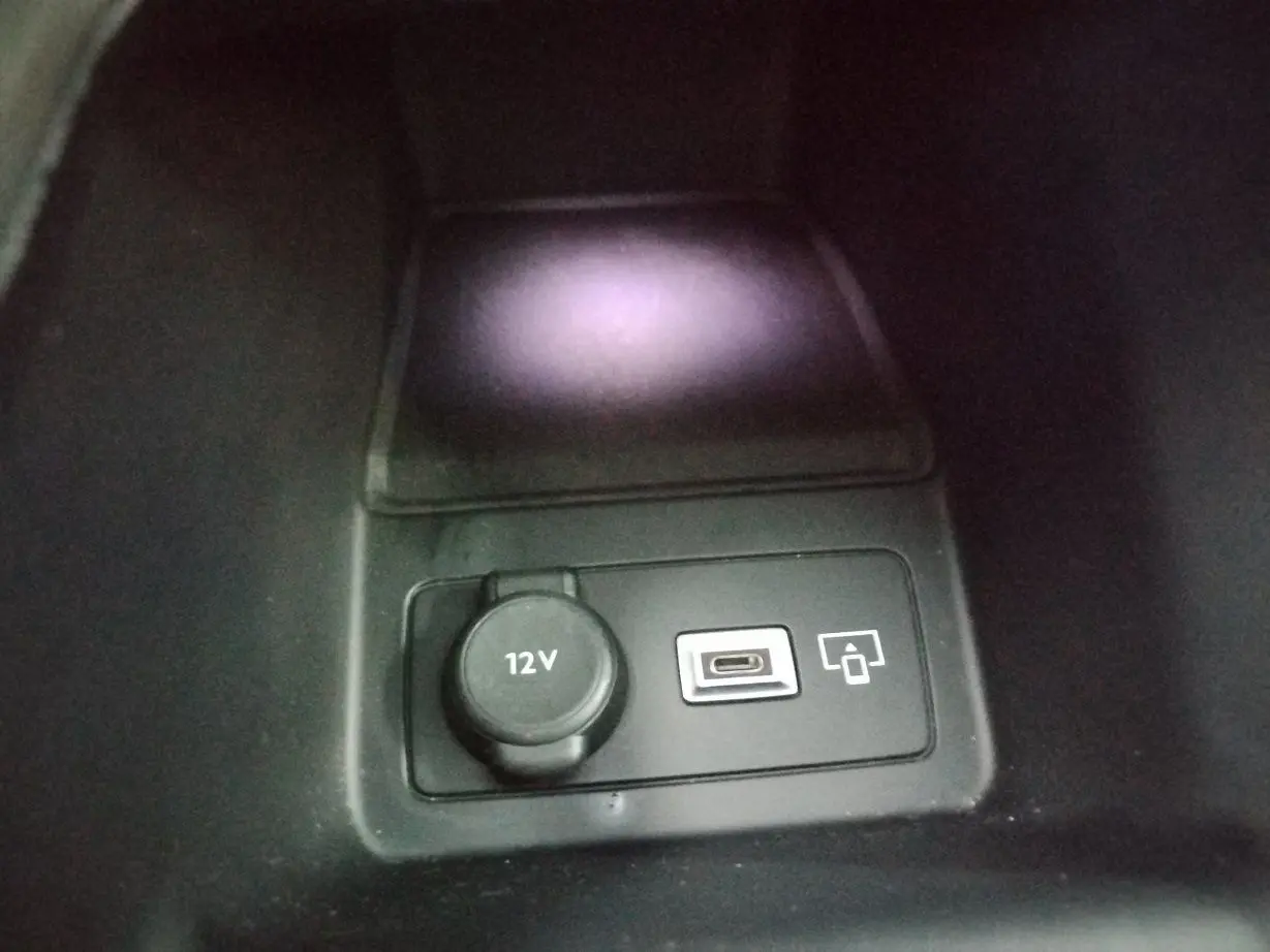 Prise 12V et port USB-C dans le compartiment central du Peugeot 308 SW Hybrid 145 e-DCS6 Allure gris Artense.