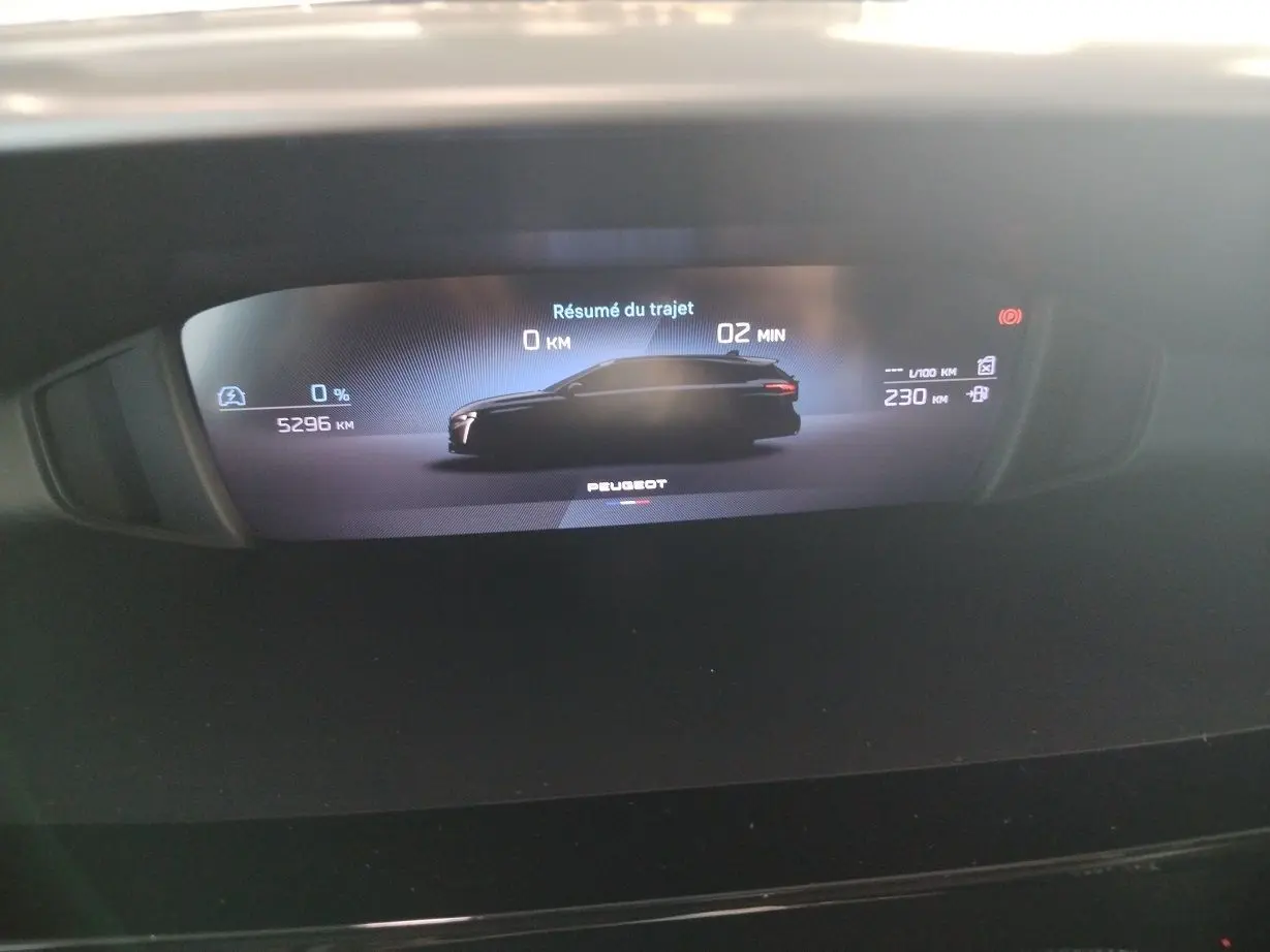 Écran digital intérieur affichant le résumé du trajet d'une Peugeot 308 SW Hybrid 145 gris Artense.