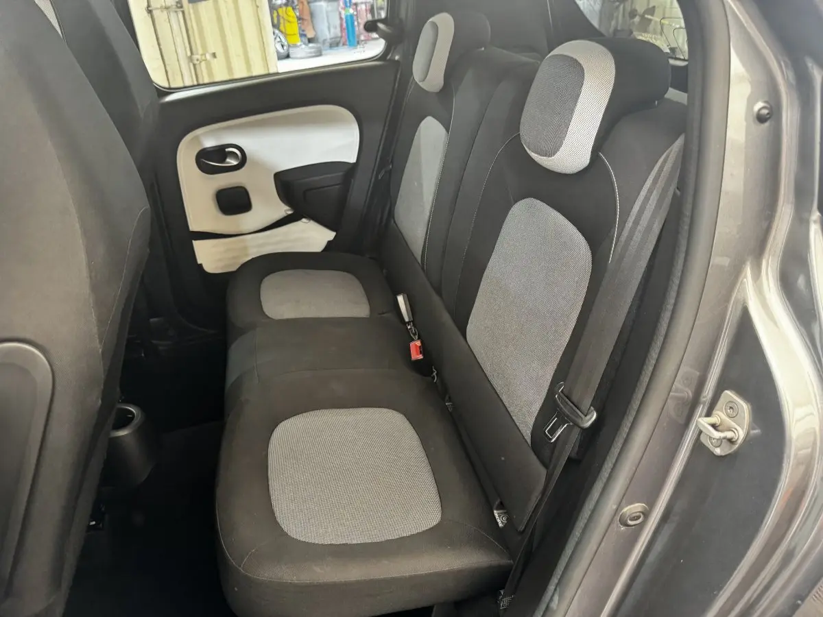 Vue intérieure côté droit montrant la banquette arrière grise et noire de la Renault Twingo Intense Energy TCe 90 2016.